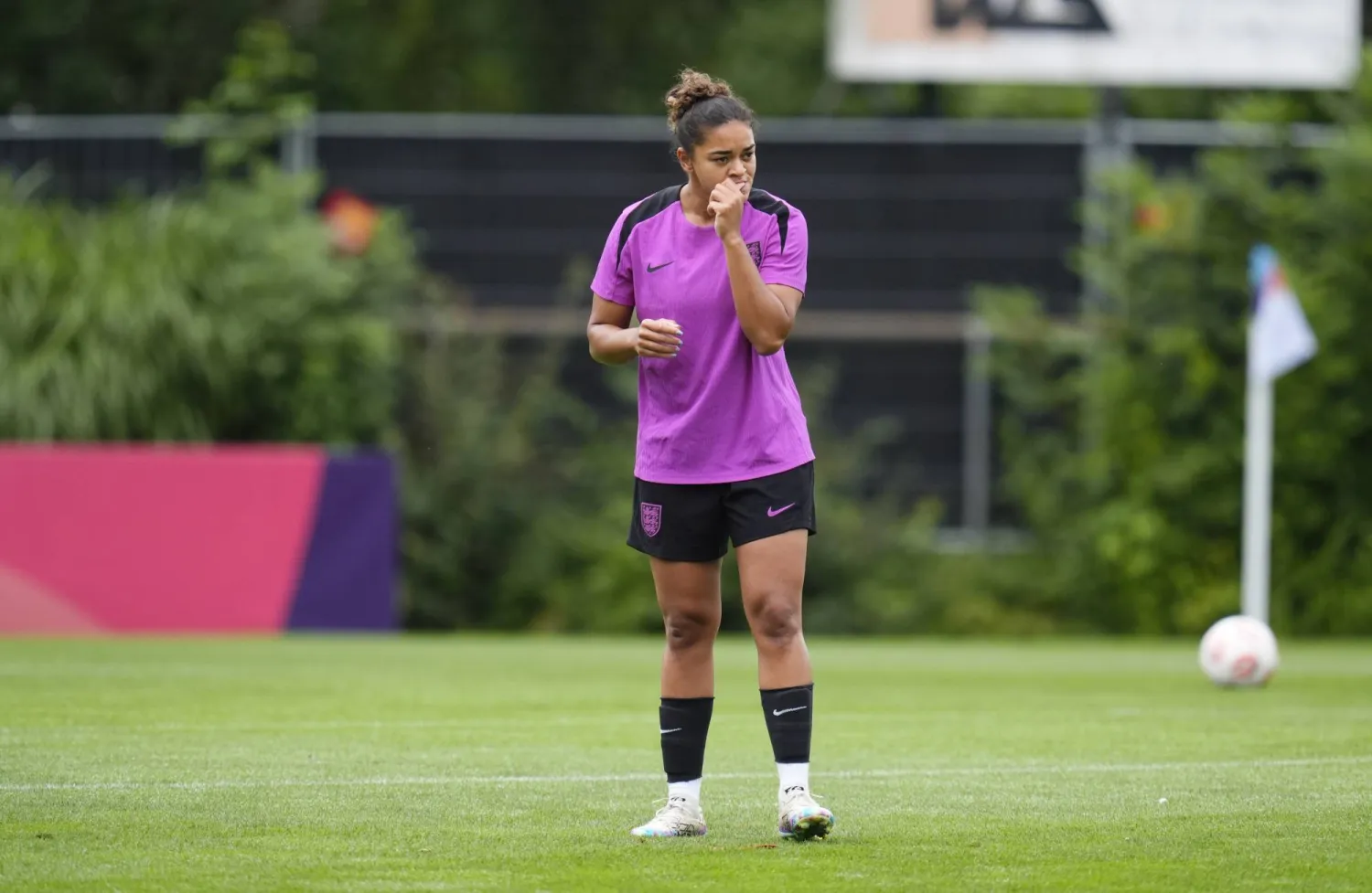جيس كارتر لاعبة إنجلترا تشارك في حصة تدريبية استعداداً لمباراة نصف نهائي بطولة أمم أوروبا للسيدات 2025 ضد إيطاليا (د.ب.أ)