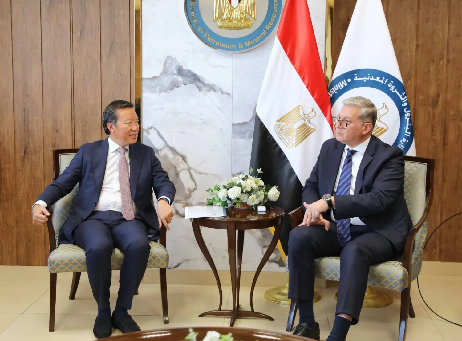 وزير البترول المصري كريم بدوي خلال لقائه نائب الرئيس التنفيذي لشركة بريتش بتروليوم (وزارة البترول المصرية)