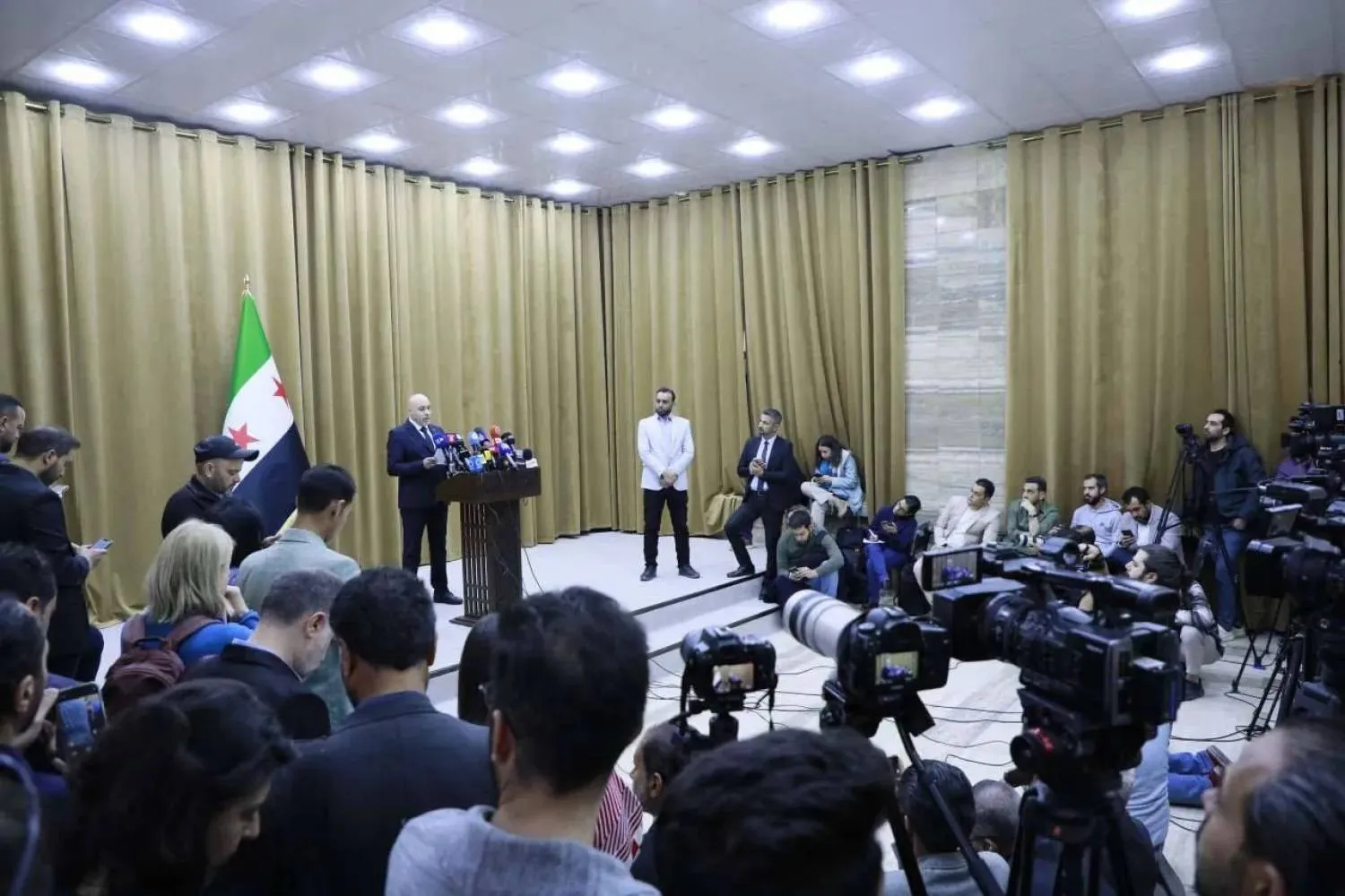 ياسر الفرحان المتحدث باسم لجنة تقصي الحقائق في أحداث الساحل السوري (رويترز)