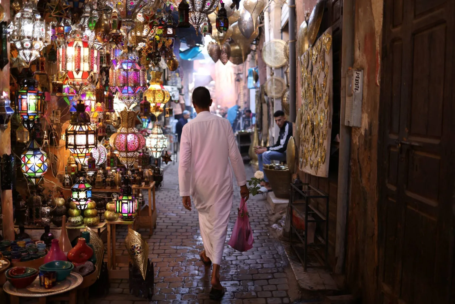 رجل يسير في سوق بمدينة مراكش (رويترز)