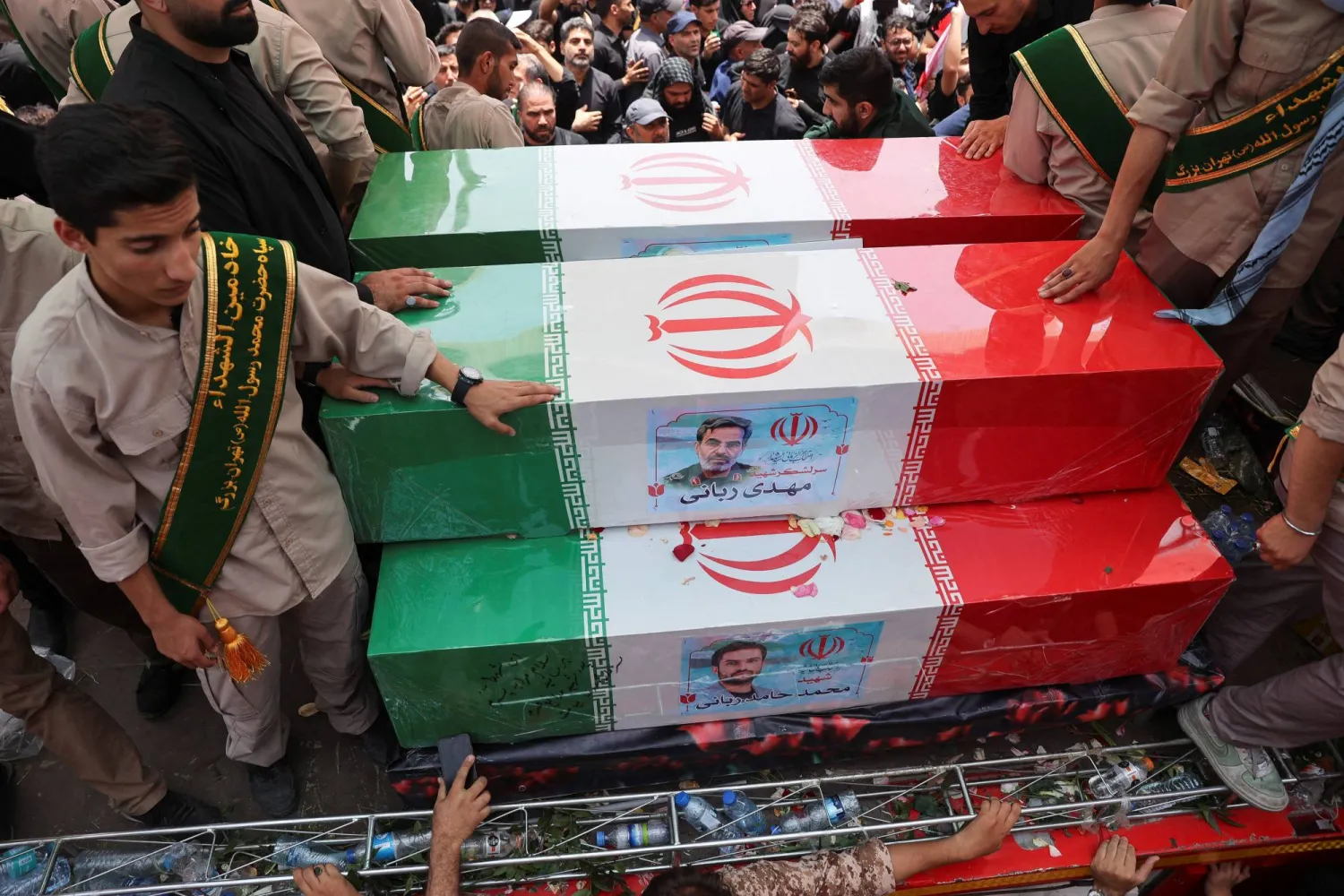 أشخاص يحضرون موكب جنازة القادة العسكريين الإيرانيين والعلماء النوويين وغيرهم ممن قُتلوا في الغارات الإسرائيلية، في طهران، بإيران في 28 يونيو 2025 (رويترز)