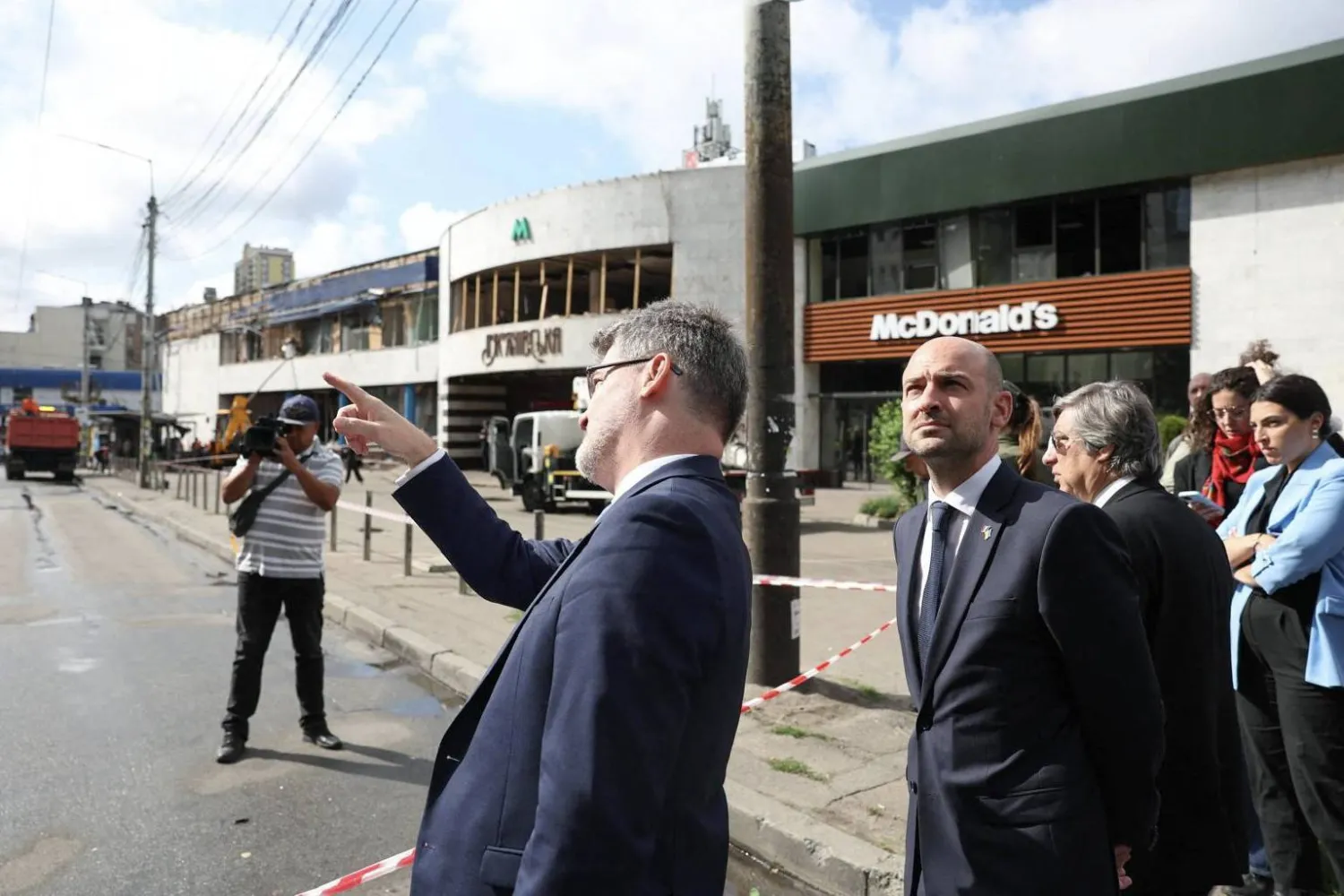 وزير الخارجية الفرنسي جان نويل بارو يتفقد خلال زيارته لكييف الاثنين الأضرار في محطة مترو إثر هجوم روسي (أ.ف.ب)