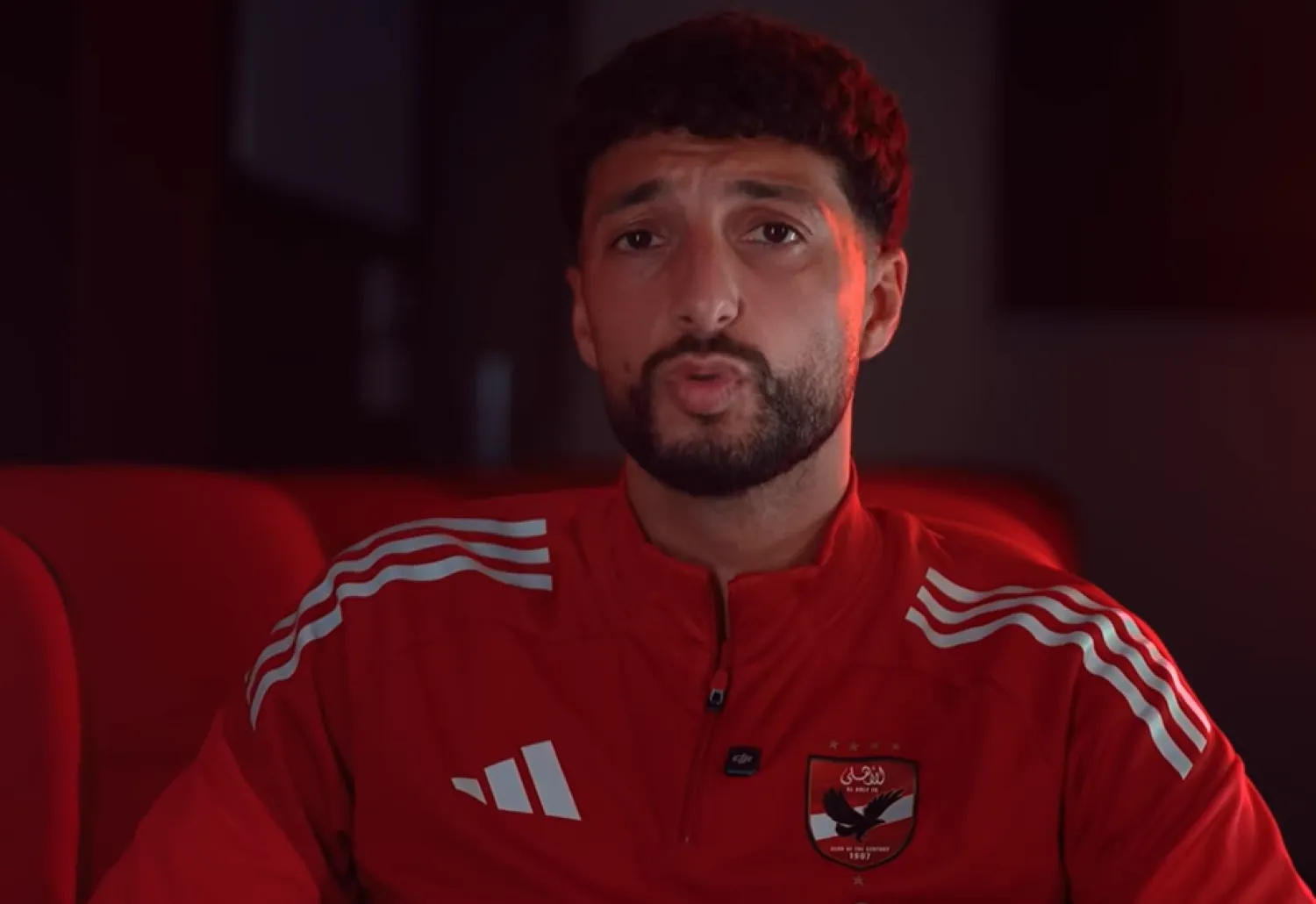 وسام أبو علي في فيديو الاعتذار (صفحة النادي الأهلي على «فيسبوك»)