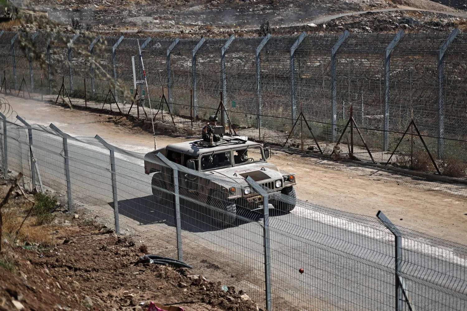  الجيش الإسرائيلي يعتقل «تجار أسلحة» خلال نشاط عسكري في جنوب سوريا (إ.ب.أ)