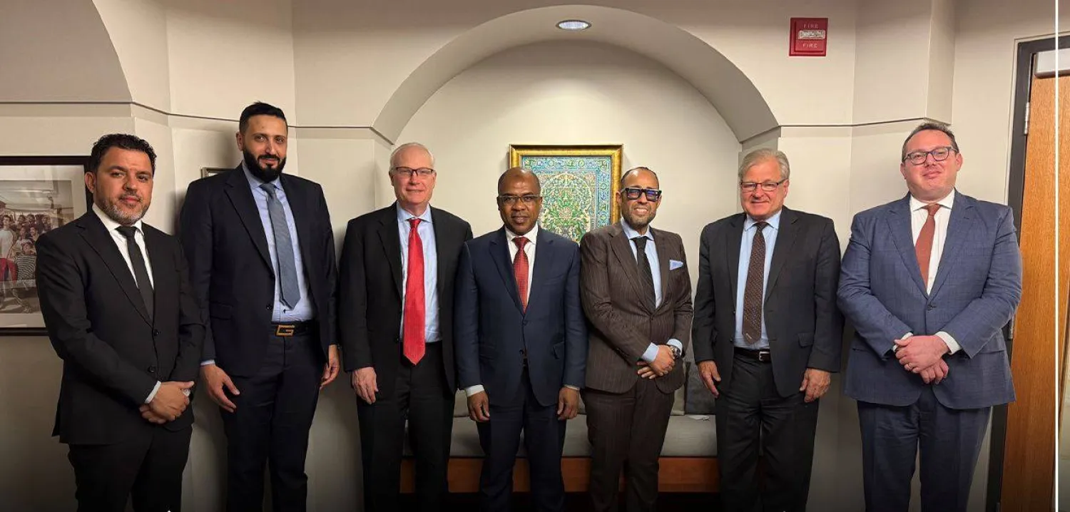 وفد حكومة الدبيبة في واشنطن وفي الصور المبعوث الأميركي لدى ليبيا والمسؤول الأول لشؤون الشرق الأدنى بوزارة الخارجية الأميركية تيموثي ليندركينغ (حكومة الدبيبة)