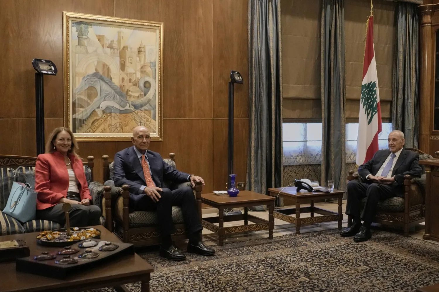 المبعوث الأميركي توم براك والسفيرة الأميركية في بيروت يجتمعان مع رئيس البرلمان نبيه بري (أ.ب)