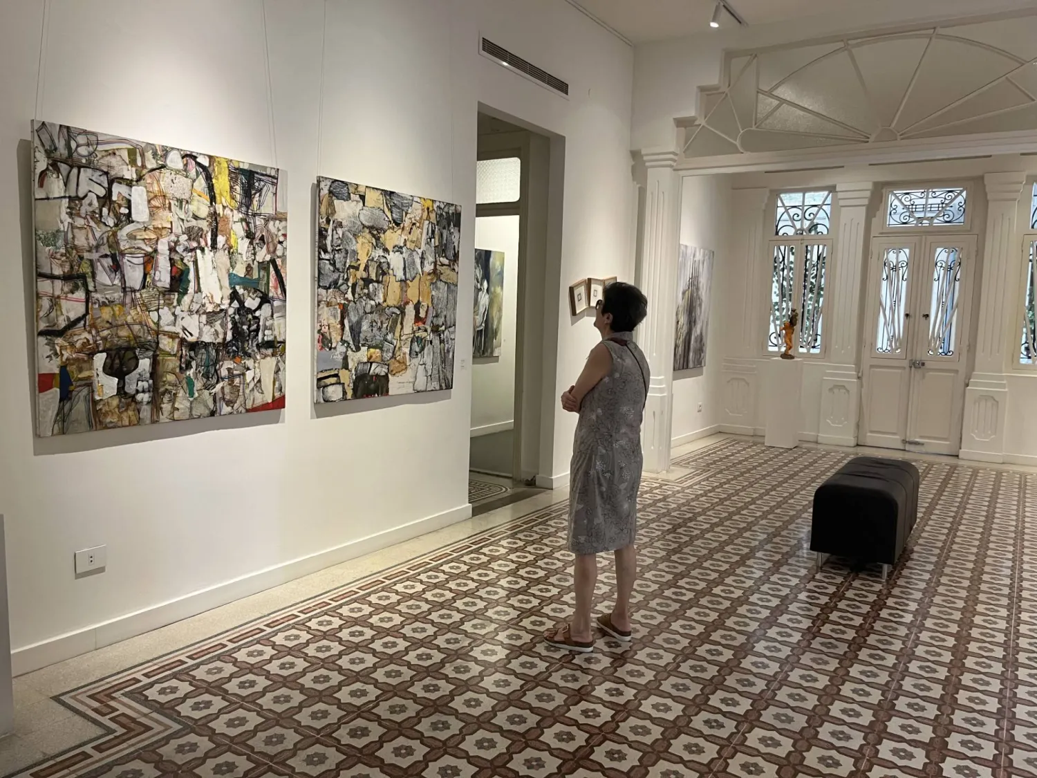 جانب من معرض «ملاذ الأمل» في غاليري «آرت أون 56» (الشرق الأوسط)