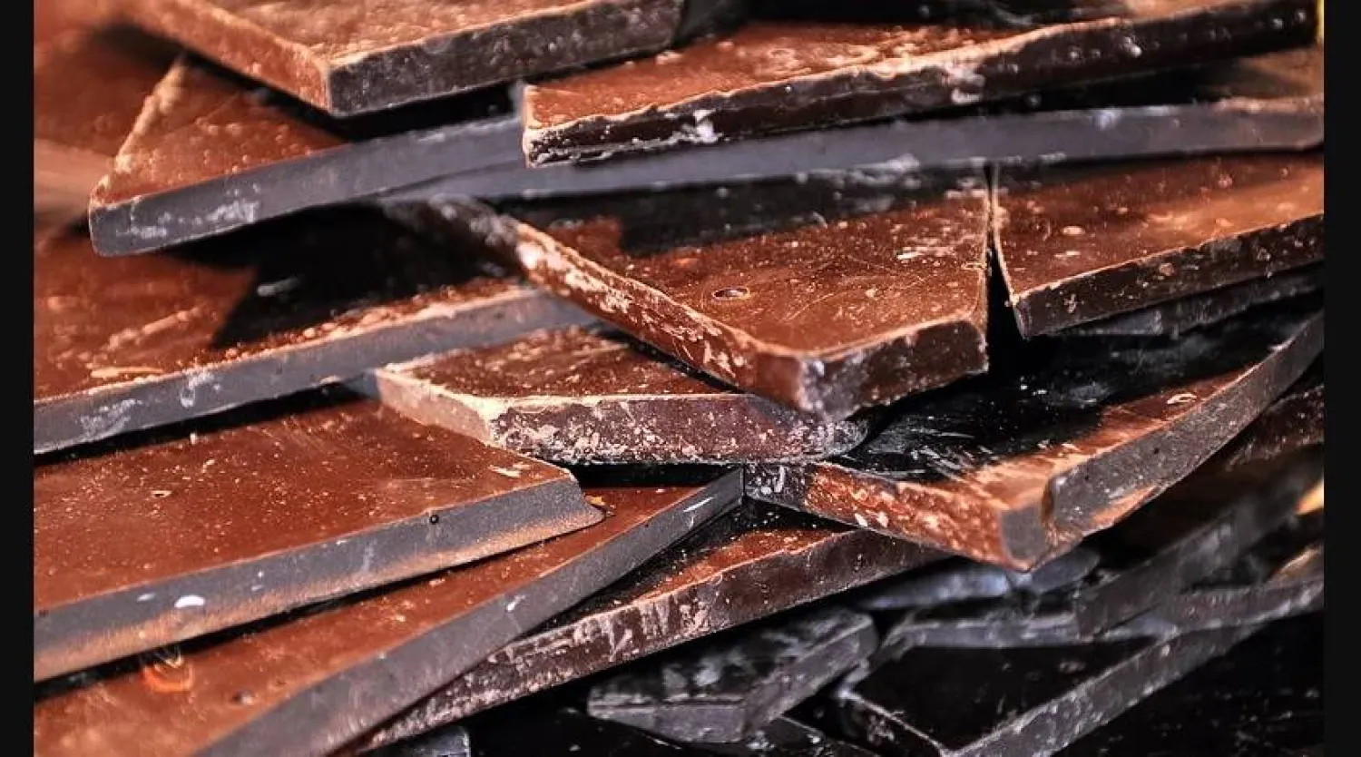 الفلافونويدات الموجودة في الشوكولاته الداكنة تُحسّن تدفق الدم وتُقلل الالتهابات (أ.ف.ب)