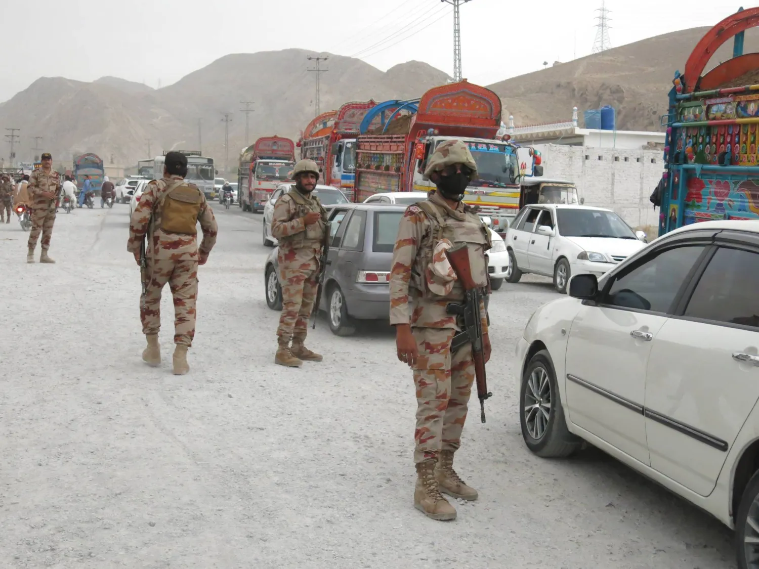 رجال أمن باكستانيون في موقع انفجار عبوة ناسفة بدائية الصنع في كويتا عاصمة إقليم بلوشستان المضطرب في 19 يوليو 2025 (إ.ب.أ)