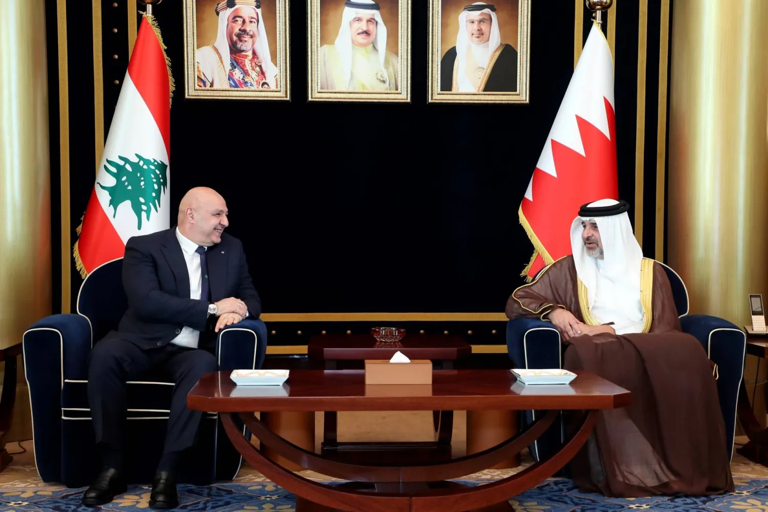 الممثل الشخصي لعاهل البحرين ورئيس المجلس الأعلى للبيئة الشيخ عبد الله بن حمد آل خليفة مستقبلا الرئيس اللبناني جوزيف عون في مطار البحري (الرئاسة اللبنانية)