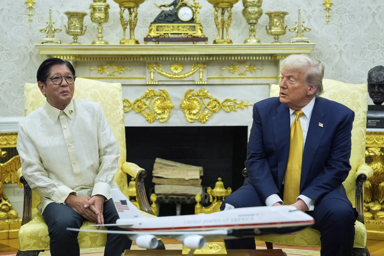 الرئيس الأميركي دونالد ترمب خلال لقائه والرئيس الفلبيني فرديناند ماركوس الابن في المكتب البيضوي بالبيت الأبيض، واشنطن (أ.ب)