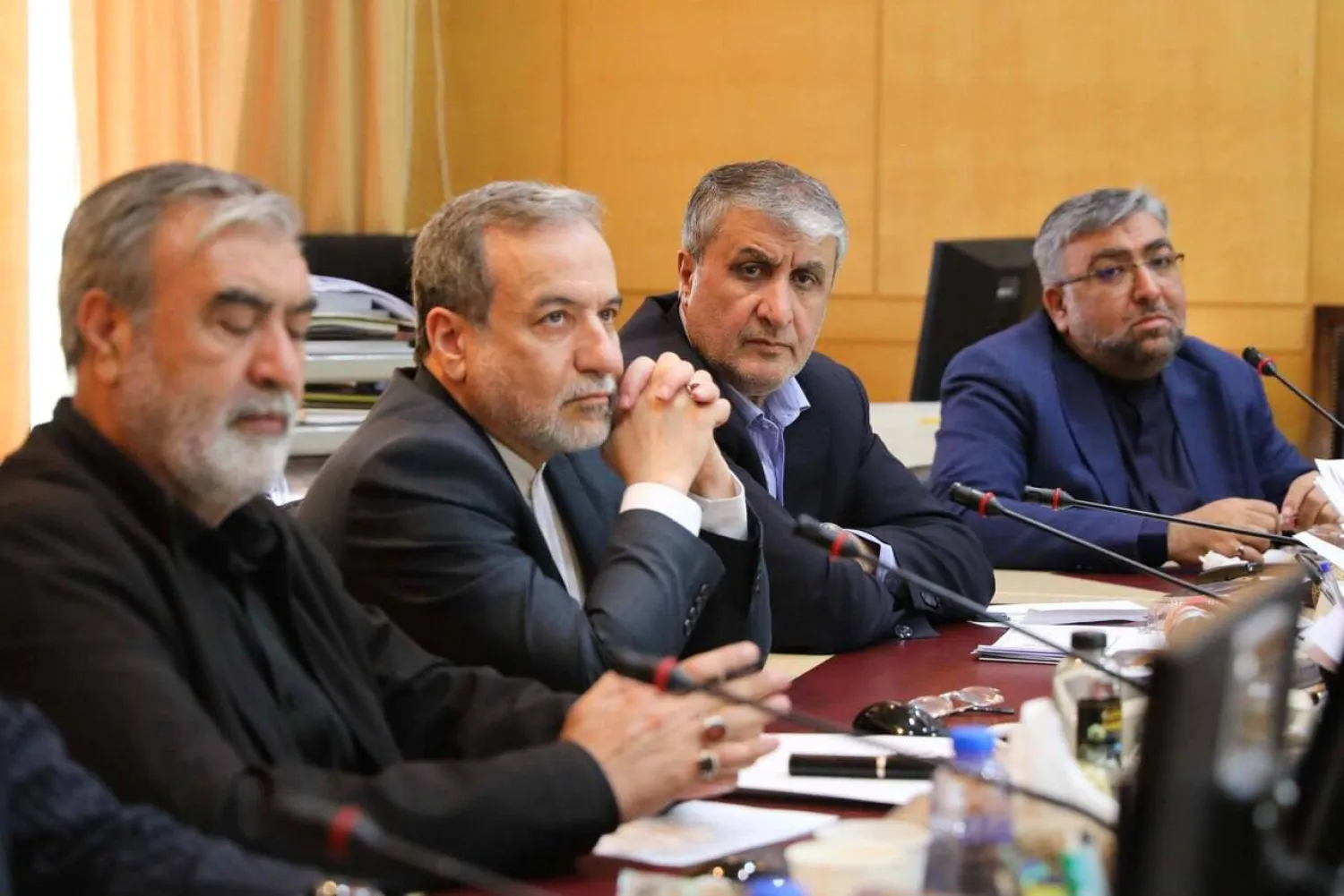 عراقجي يتوسط رئيس المنظمة الإيرانية للطاقة الذرية، محمد إسلامي ورئيس لجنة الأمن القومي، النائب إبراهيم عزيزي الثلاثاء (البرلمان الإيراني)