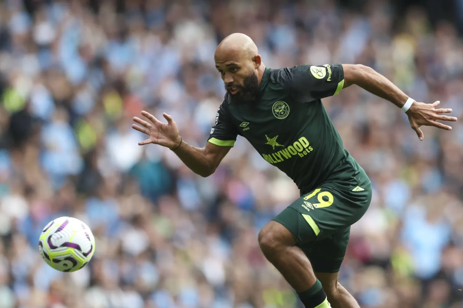 المهاجم الكاميروني براين مبيومو (أ.ب)