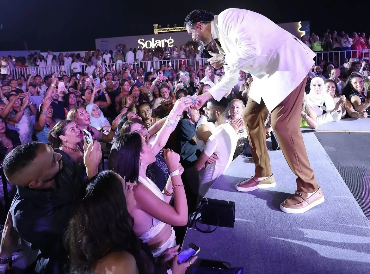 الفنان راغب علامة في إحدى حفلاته حسابه بـ«فيسبوك» 