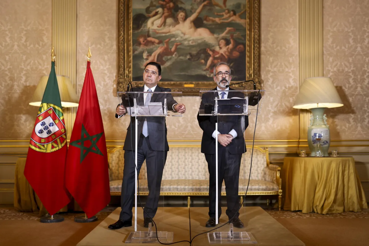 وزير الخارجية البرتغالي باولو رانجيل مع نظيره المغربي ناصر بوريطة خلال لقائهما اليوم في لشبونة (إ.ب.أ)