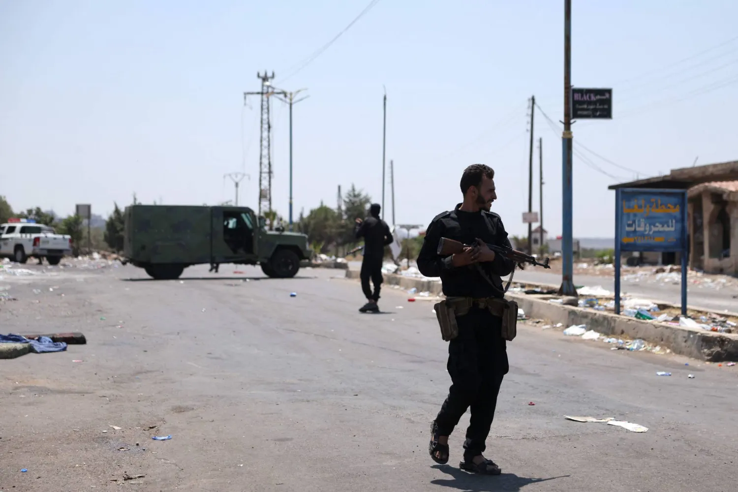 أشخاص يرتدون زياً عسكرياً في مدينة السويداء ارتكبوا انتهاكات صادمة (أ.ف.ب)

