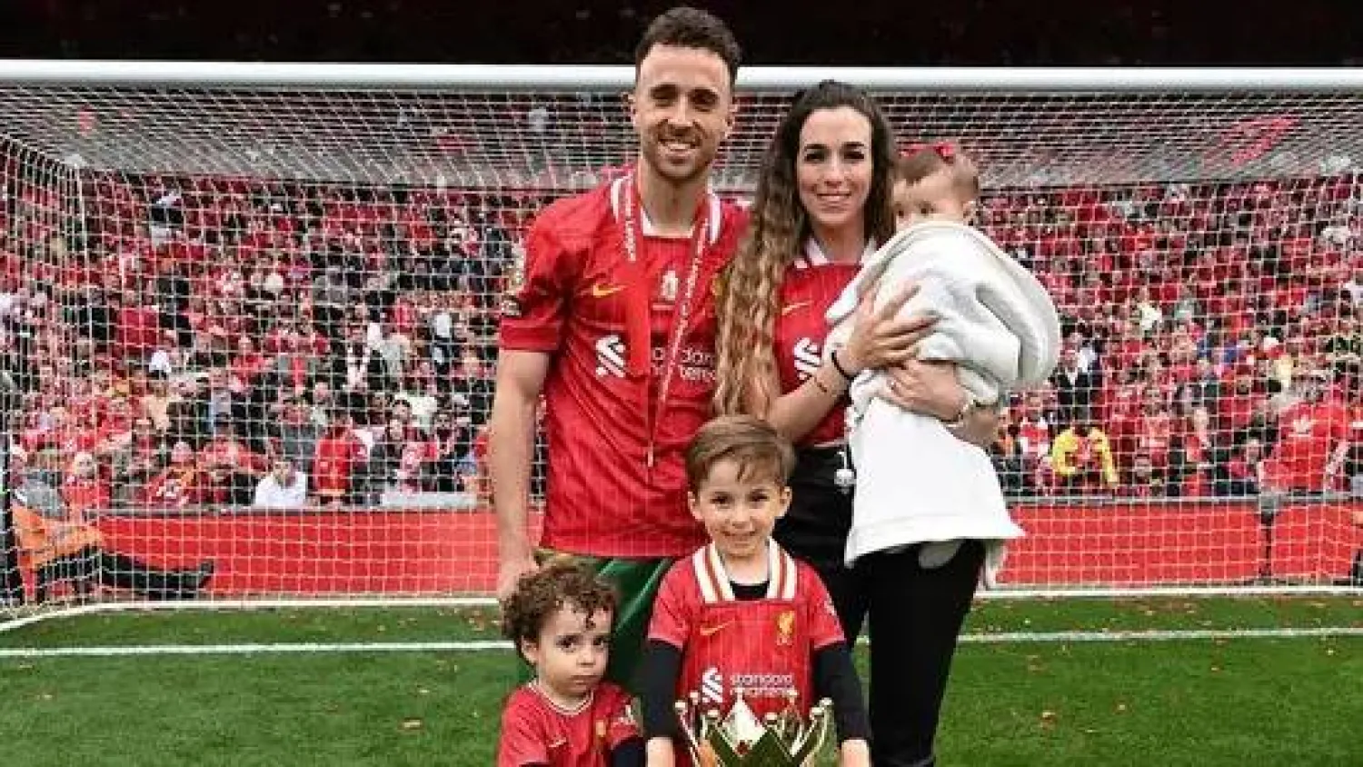 ديوغو جوتا نجم نادي ليفربول الراحل في صورة تجمعه بزوجته وأطفالهما (وسائل إعلام بريطانية)