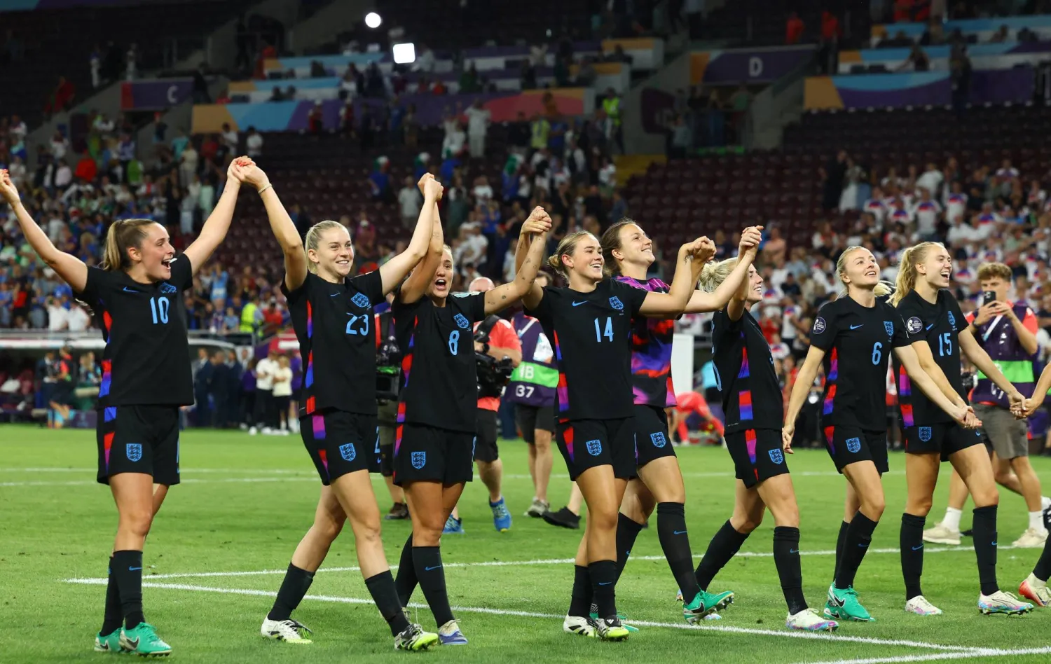 لاعبات إنجلترا تحيين جماهيرهن بعد الفوز الثمين على إيطاليا في نصف نهائي اليورو (رويترز)