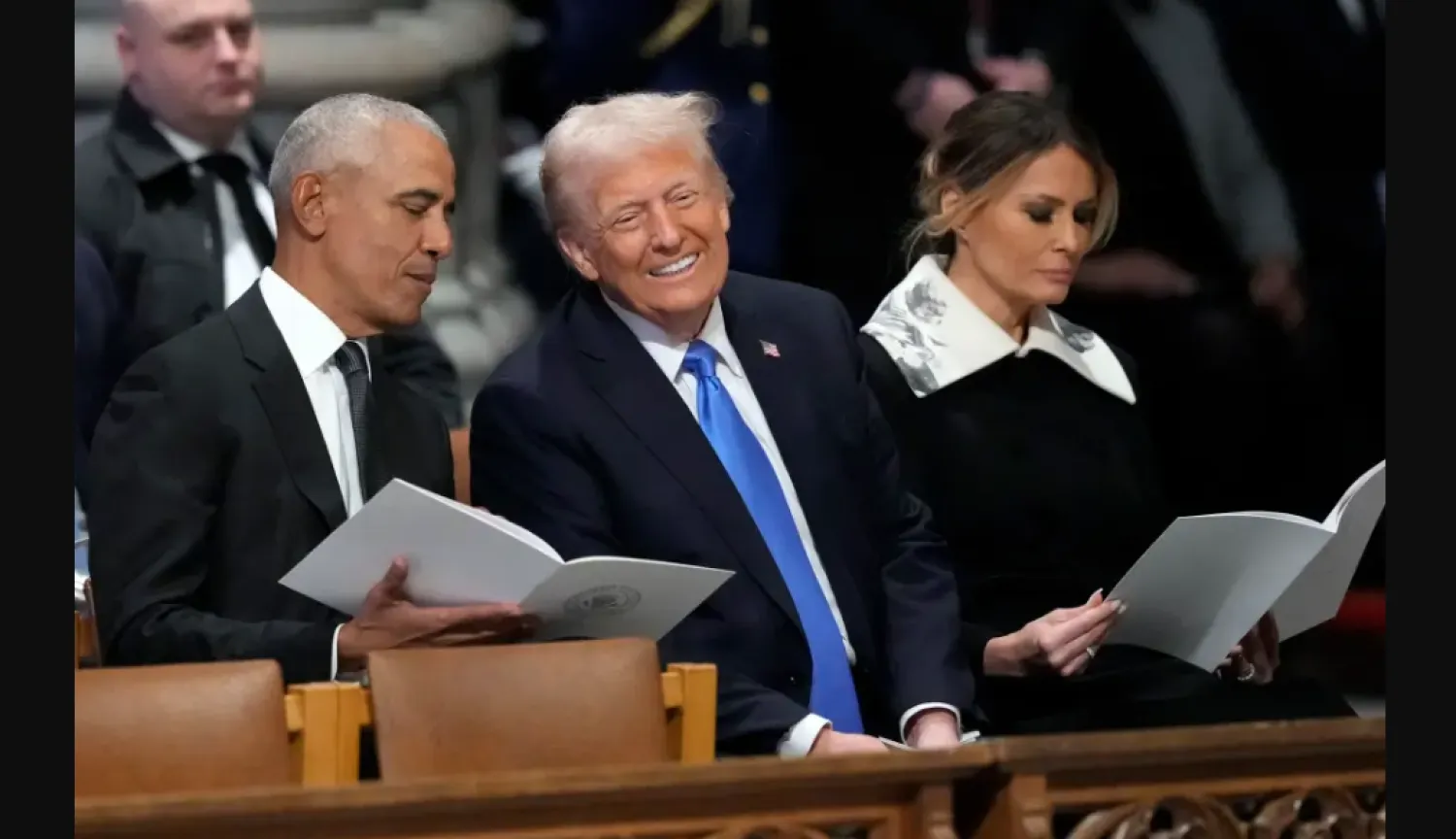 ترمب يجلس إلى جانب أوباما خلال جنازة جيمي كارتر (أرشيفية - أ.ب)