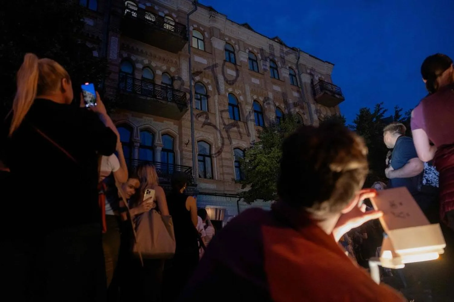 This photograph shows a projection reading "Veto the law" on a building façade during a demonstration calling for the Ukrainian president to veto a law passed by parliament that reduces the powers of Ukraine's National Anti-Corruption Bureau (NABU) and Specialized Anti-Corruption Prosecutor's Office (SAPO) in downtown Kyiv on July 22, 2025. (AFP)