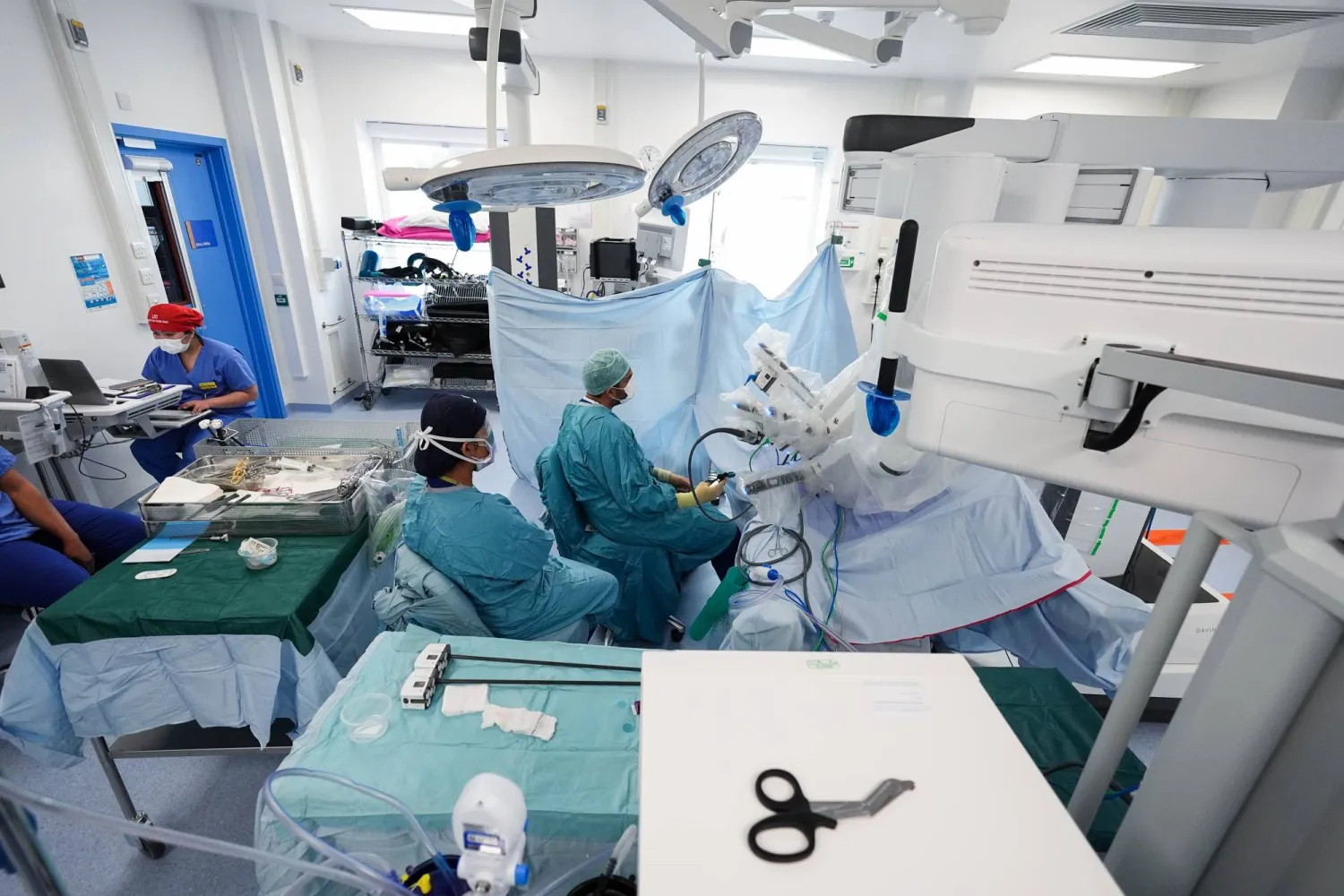 عملية جراحية بمساعدة الروبوت على مريض بسرطان الأمعاء في مستشفى سوليهول شمال بريطانيا