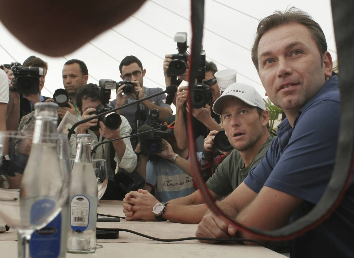 الدراج الأميركي لانس أرمسترونغ (يسار) ومدير فريق أستانا يوهان بروينيل (يمين) خلال مؤتمر صحافي متعلق برياضة الدراجات في مدينة لوس كريستيانو (أرشيف أ.ب)