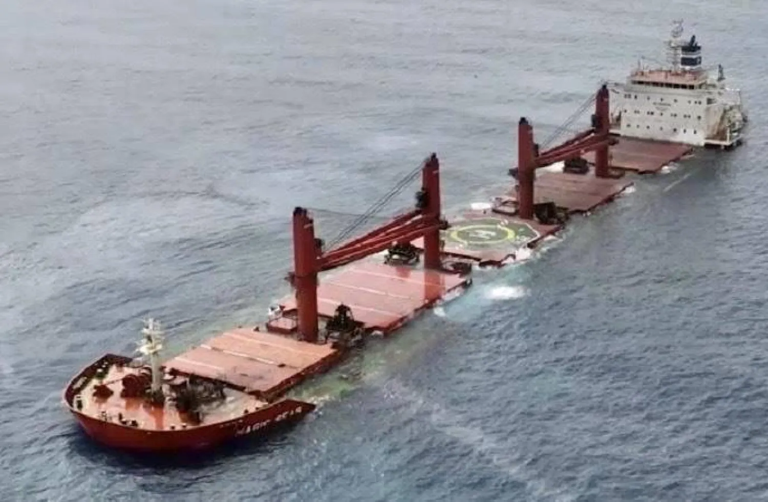 سفينة شحن تغرق في البحر الأحمر إثر هجمات الحوثيين (إعلام محلي)