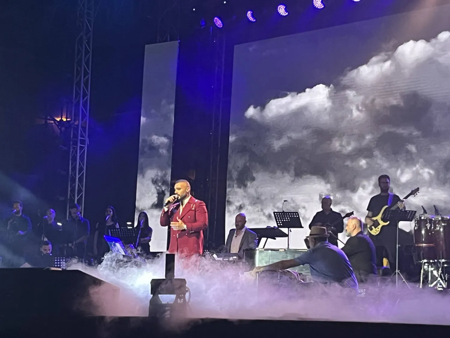 تواصل عطية مع جمهور «أعياد بيروت» بشكل دائم (الشرق الأوسط)