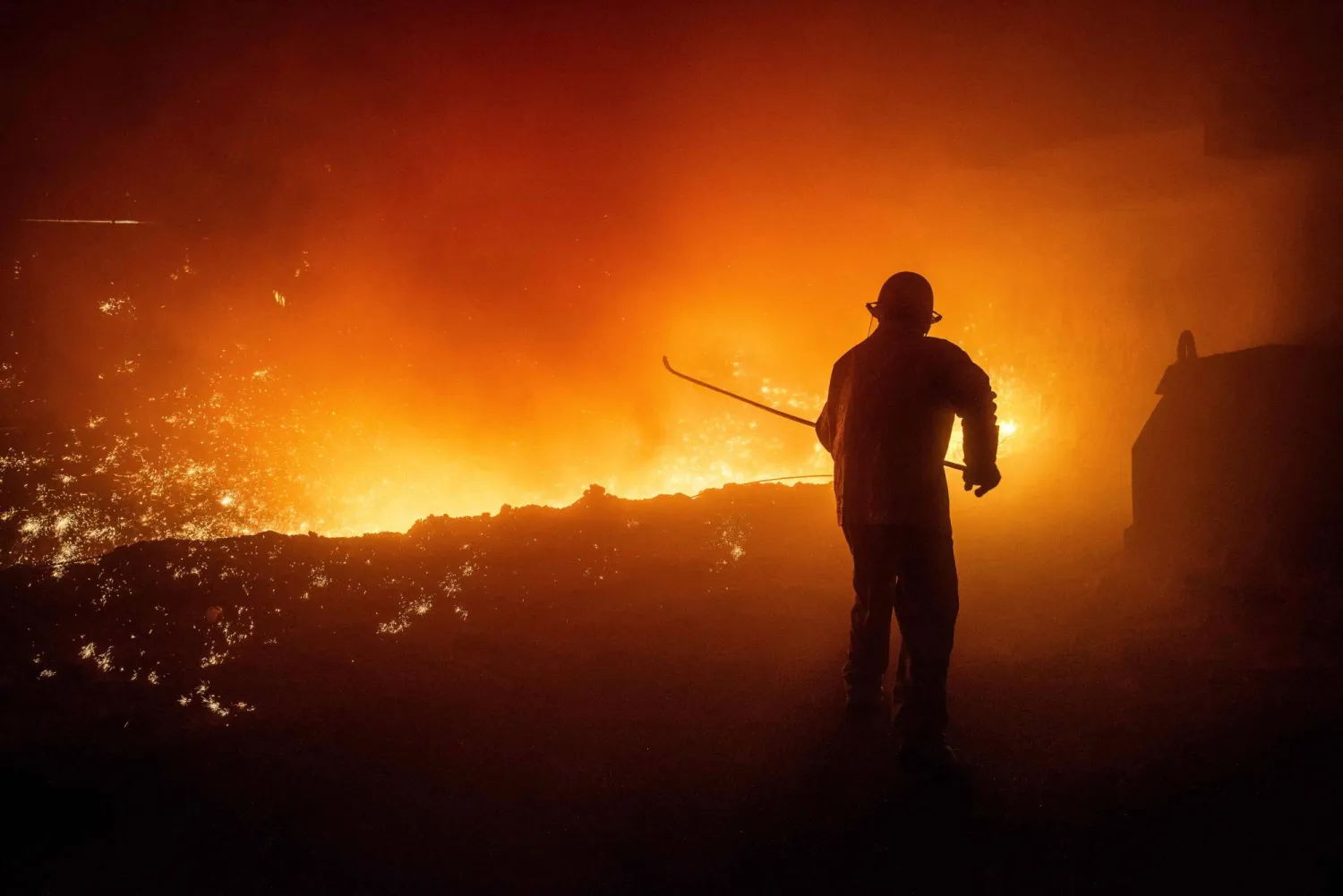 عامل أمام فرن بأحد مصانع الصلب في مدينة هويان شرق الصين (أ.ف.ب)
