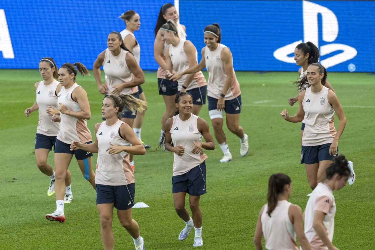 في الصحافة الإسبانية بدا أن الترقّب ممزوج بالفخر والثقة (إ.ب.أ)