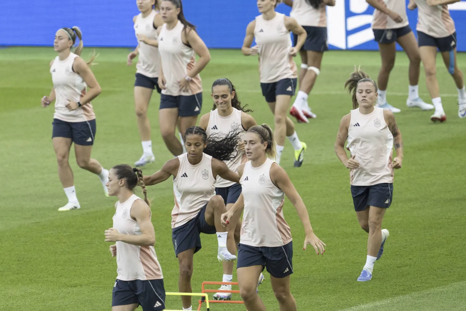 لاعبات منتخب إسبانيا يشاركن في الحصة التدريبية استعداداً لمباراة نصف نهائي بطولة أوروبا للسيدات 2025 أمام ألمانيا (أ.ب)