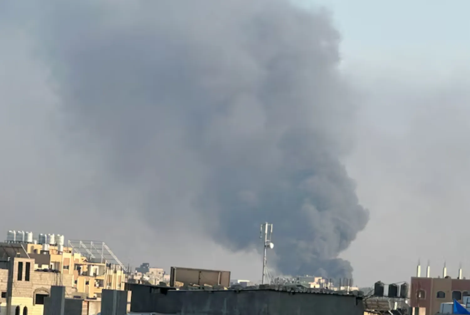 Smoke rises during Israeli strikes amid the Israeli military operation in Deir Al-Balah, in the central Gaza Strip, July 21, 2025. REUTERS/Hatem Khaled/File Photo 
