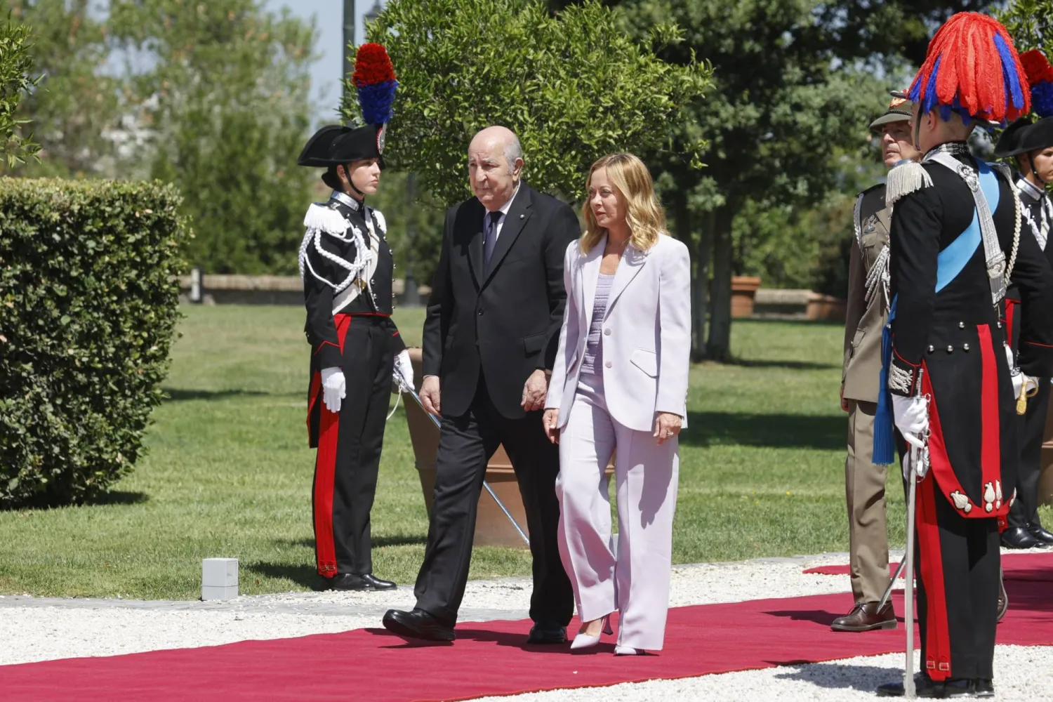 رئيسة الوزراء الإيطالية جورجا ميلوني مستقبلة الرئيس الجزائري عبد المجيد تبون لدى وصوله إلى روما (إ.ب.أ)