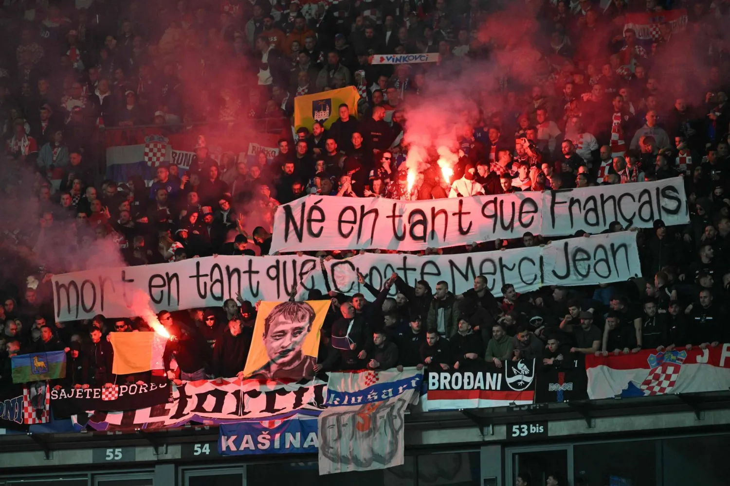 شرطة باريس توقف سبعة من المشجعين الكروات لأدائهم «التحية النازية» (أ.ف.ب)