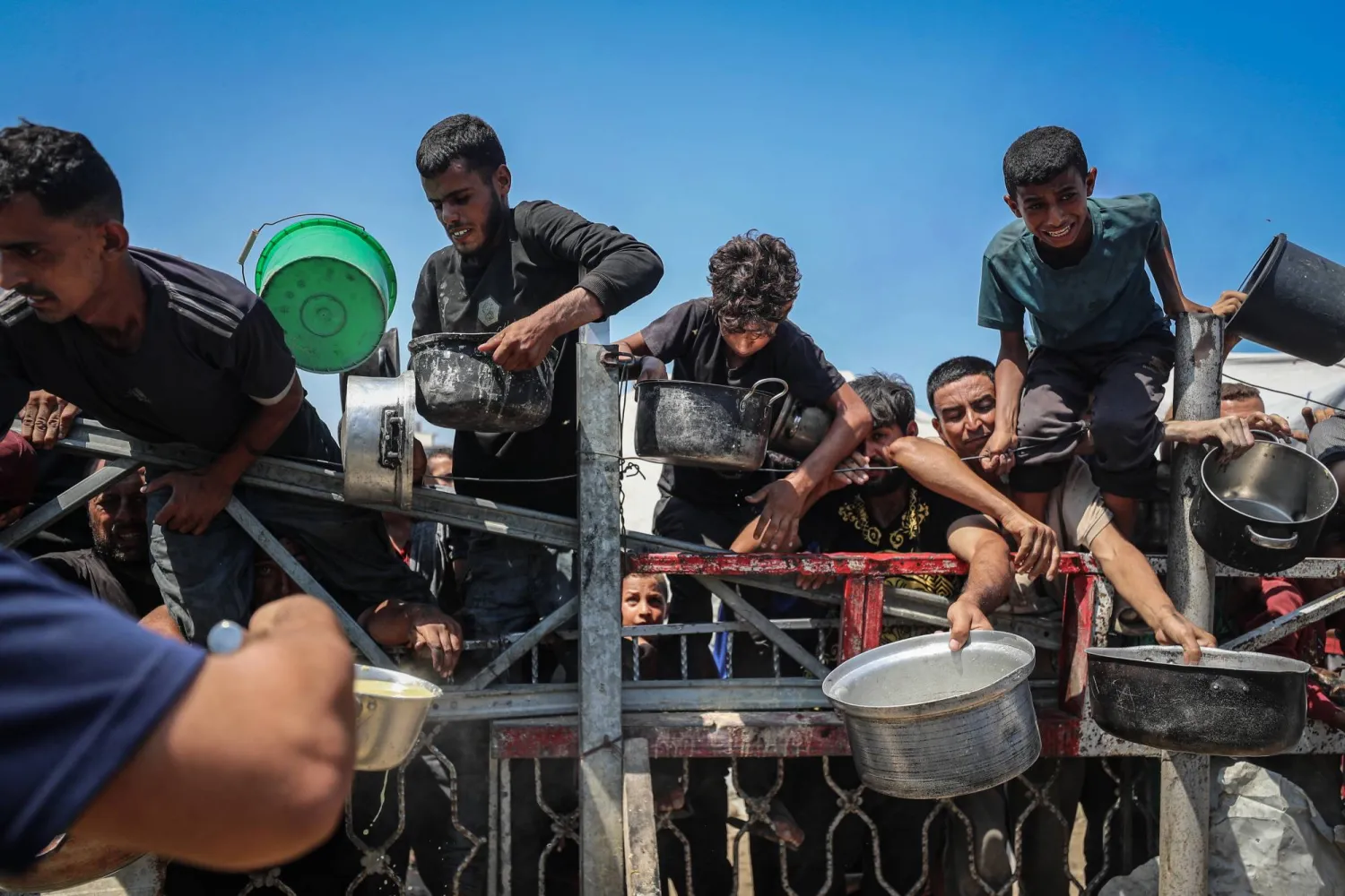 فلسطينيون ينتظرون وجبة طعام توزعها منظمة خيرية... إذ لا يزال الحصول على الغذاء صعباً جداً في مدينة غزة (د.ب.أ)