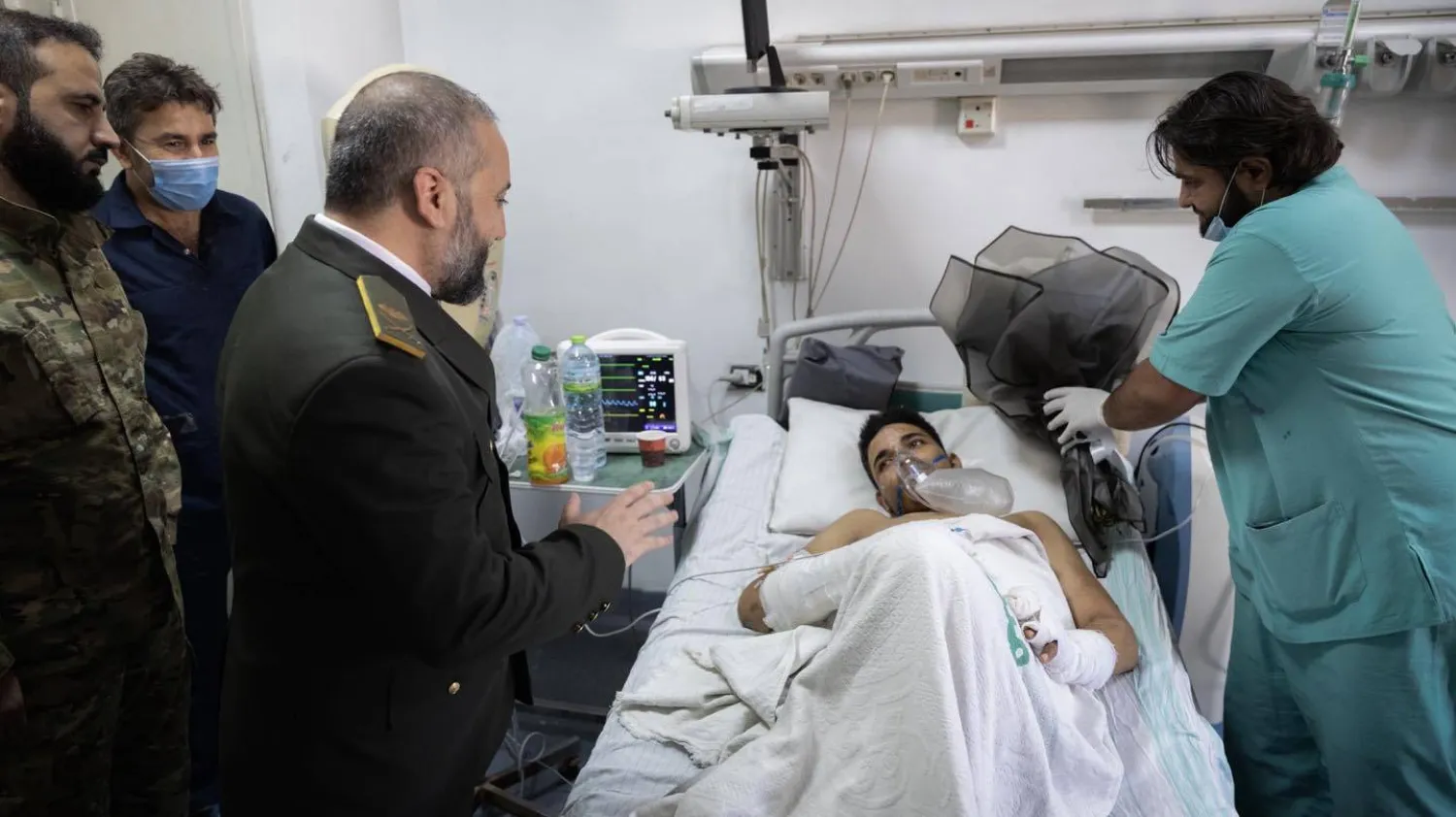 وزير الدفاع اللواء مرهف أبو قصرة في زيارة لجرحى الجيش الذين أصيبوا في المواجهات الأخيرة في السويداء (حساب الوزارة)