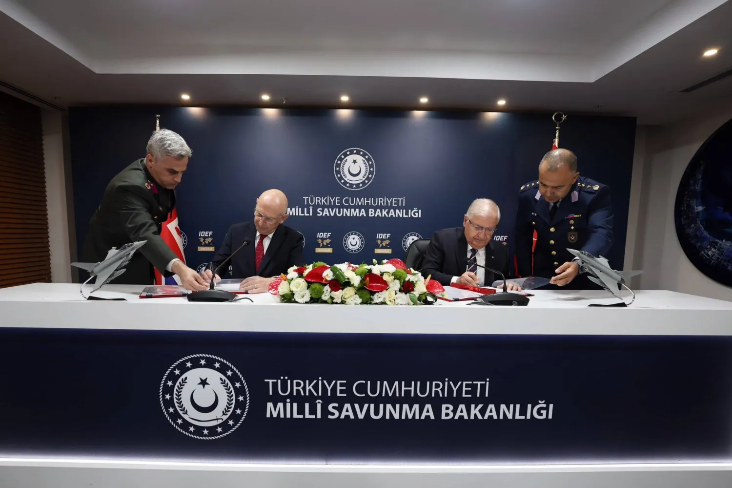 وزيرا الدفاع التركي يشار غولر والبريطاني جون هيلي خلال توقيع مذكرة تفاهم تتيح لتركيا استخدام مقاتلات «يوروفايتر تايفون» (وزارة الدفاع التركية - إكس)