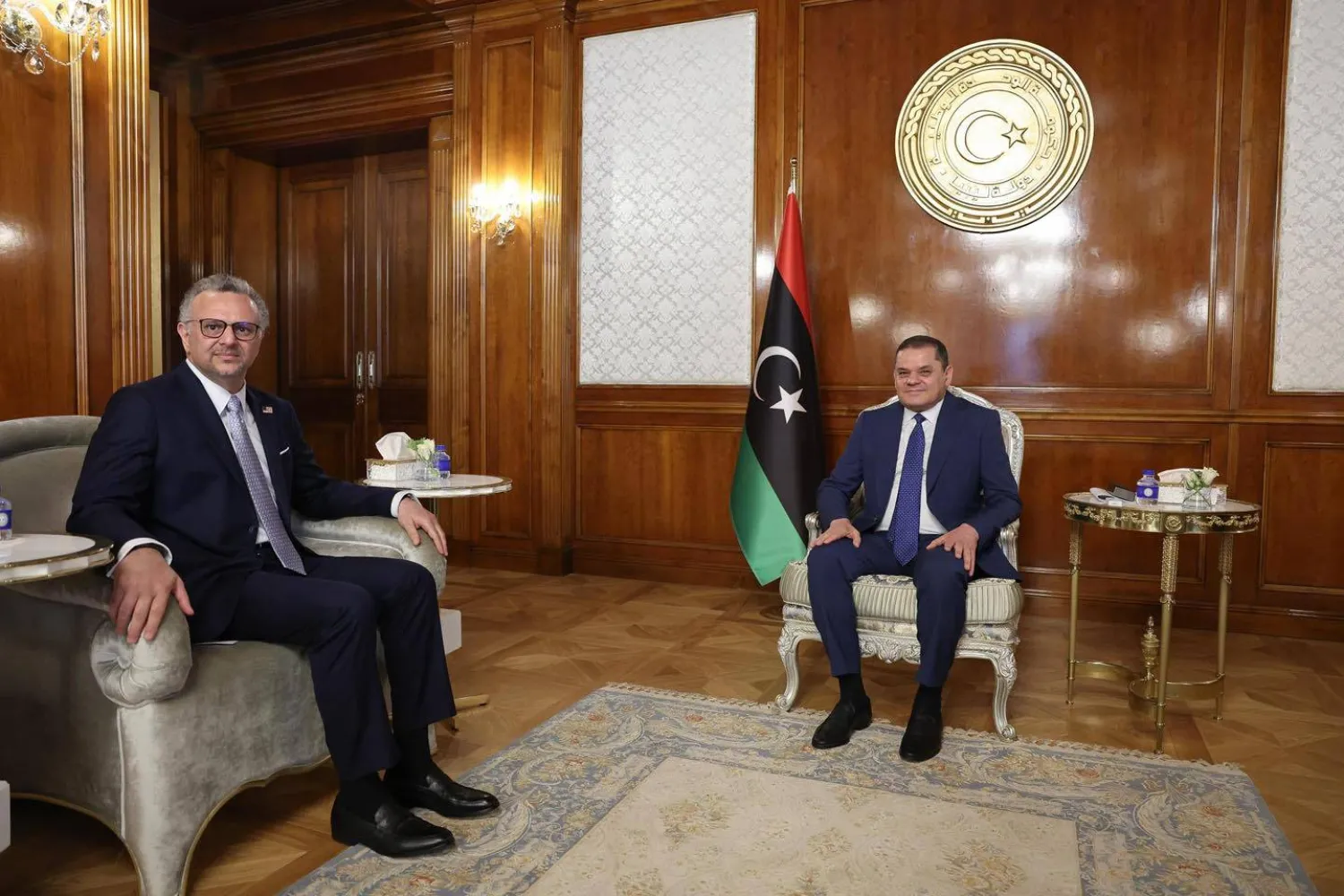 الدبيبة ومستشار الرئيس الأميركي مسعد بولس خلال لقاء بالعاصمة طرابلس الأربعاء (مكتب الدبيبة)