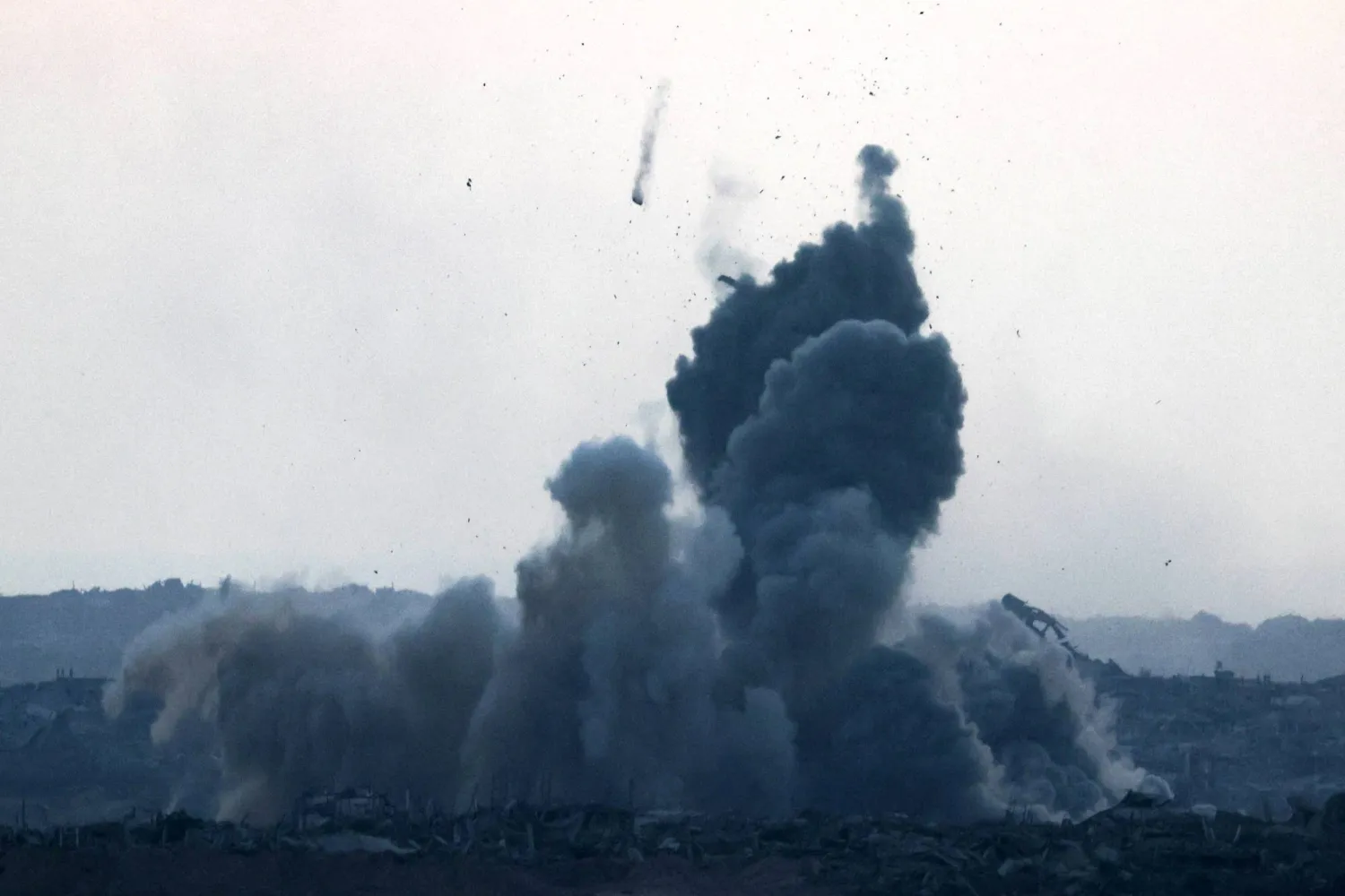 تصاعُد الدخان جراء الغارات الإسرائيلية على قطاع غزة (إ.ب.أ)