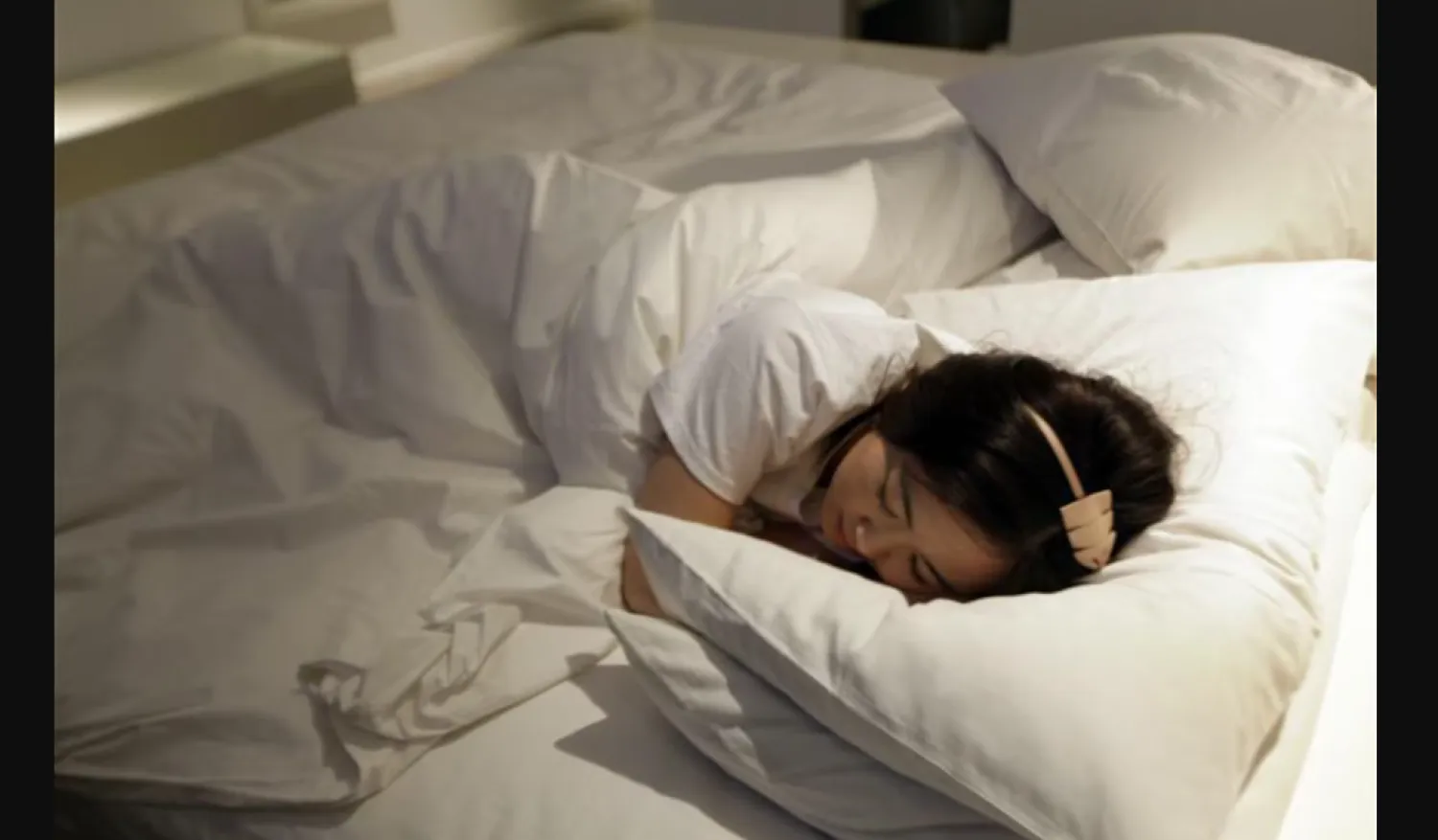 الخبيرة تؤكد أنه من الأفضل أن تكون هناك ثلاث ساعات بين آخر وجبة في اليوم وموعد النوم (رويترز)