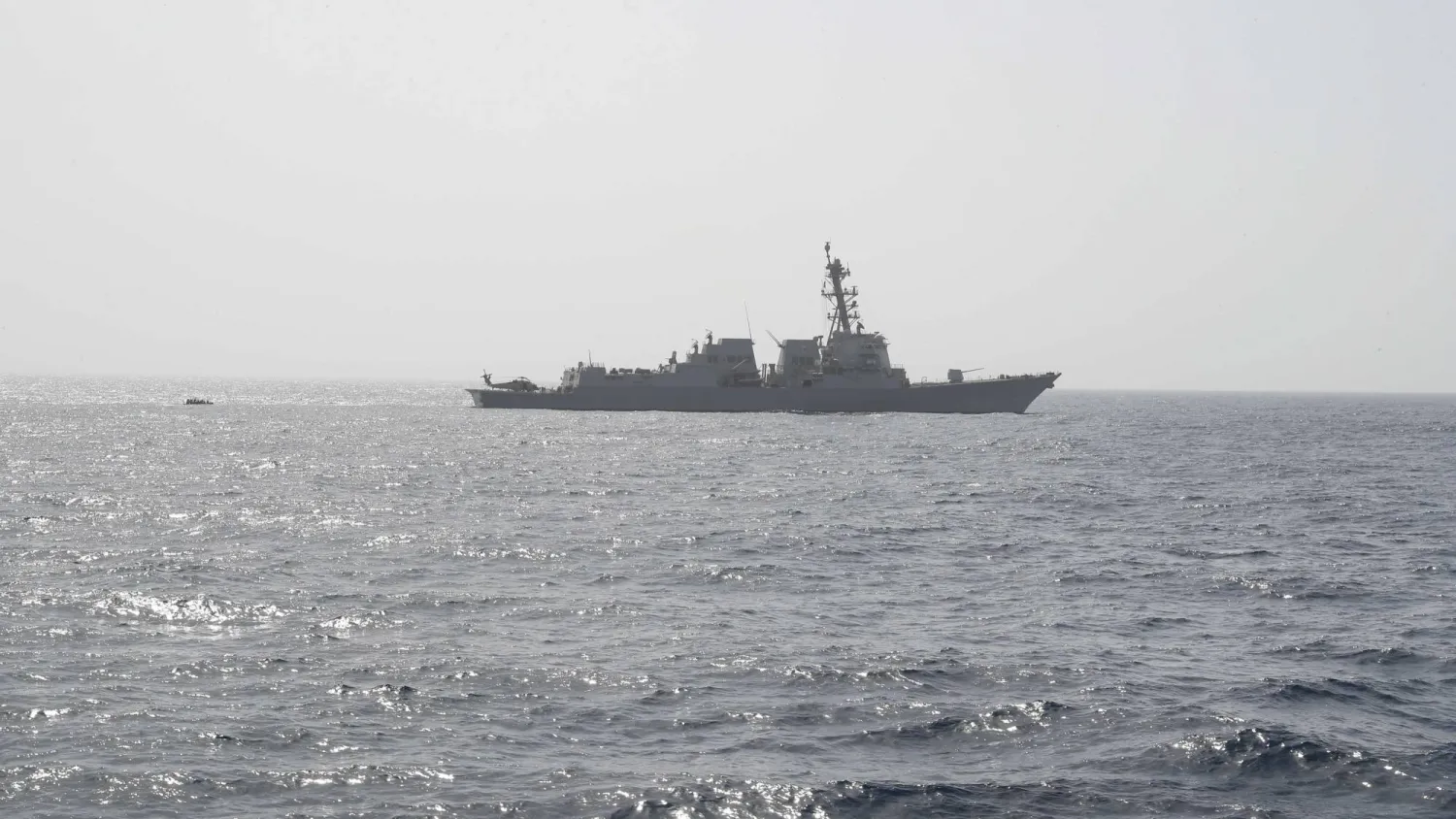 مدمرة أميركية للصواريخ الموجهة تابعة لسفية «يو إس إس فيتسغيرالد» تبحر في خليج عُمان مايو 2022 (أرشيفية - الجيش الأميركي)