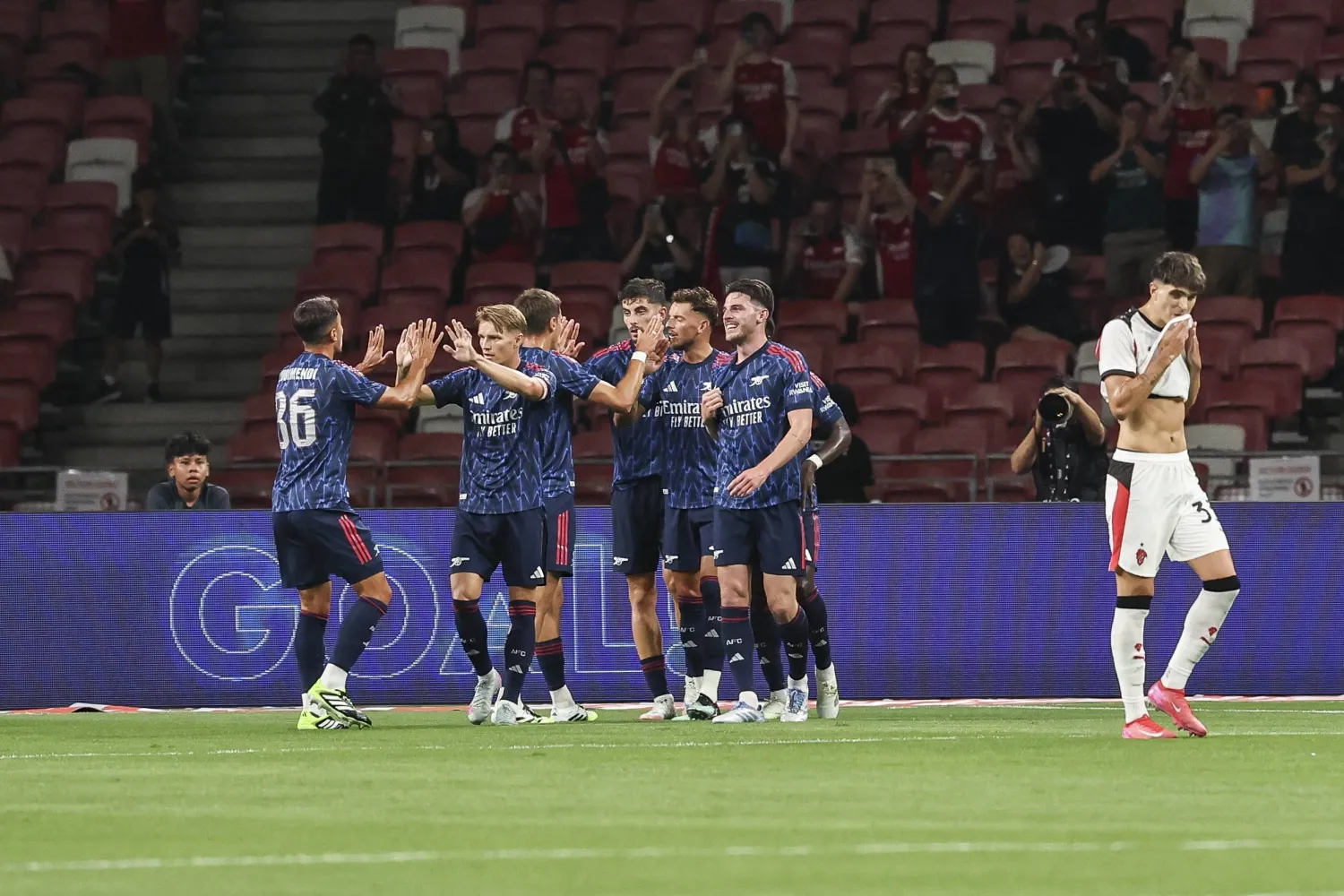 فرحة لاعبي آرسنال بالهدف (إ.ب.أ)