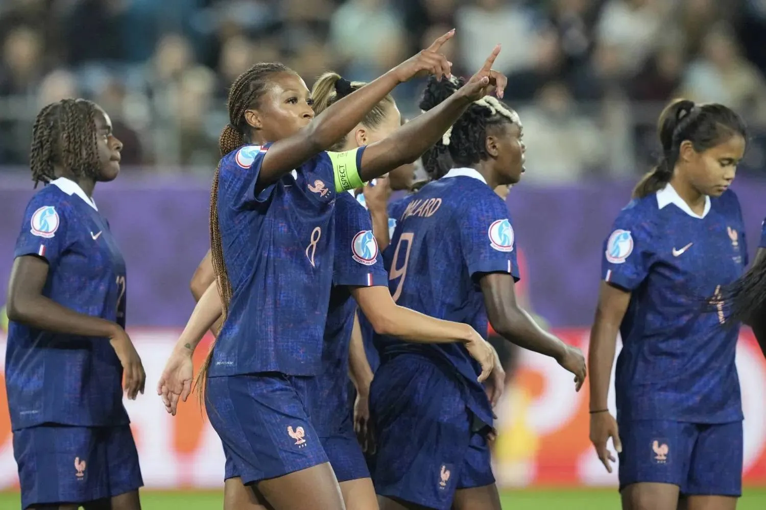 سيدات فرنسا تعرضن لإساءات عقب الخروج الأوروبي (أ.ب)