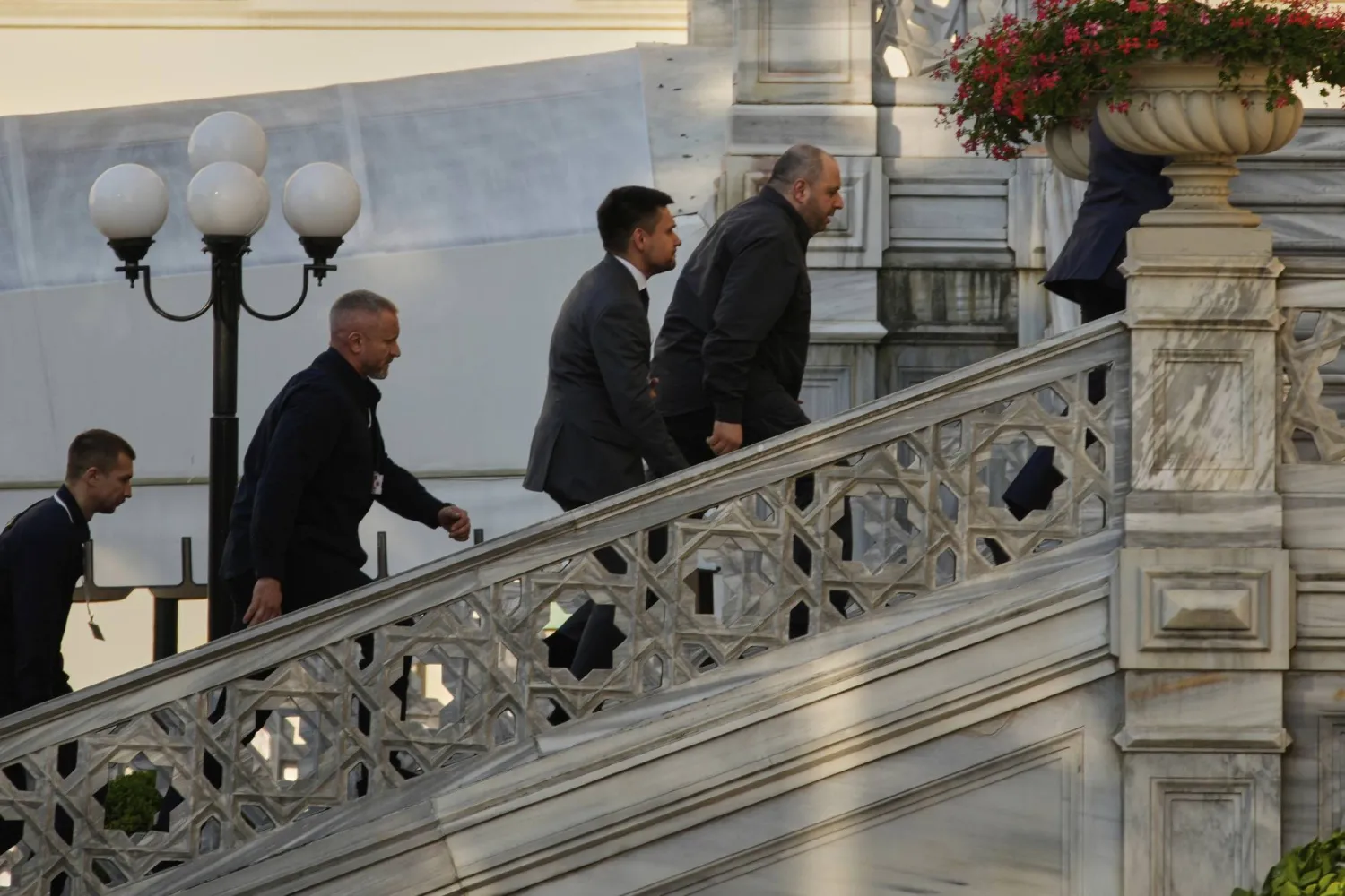 الوفد الأوكراني برئاسة رستم عمروف في أثناء دخوله قصر تشراغان في إسطنبول لحضور جولة المفاوضات الثالثة مع روسيا (إ.ب.أ)