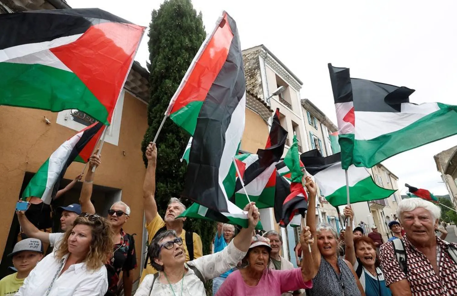  Cycling - Tour de France - Stage 17 - Bollene to Valence - Bollene, France - July 23, 2025 Spectators wave Palestinian flags during stage 17. (Reuters)