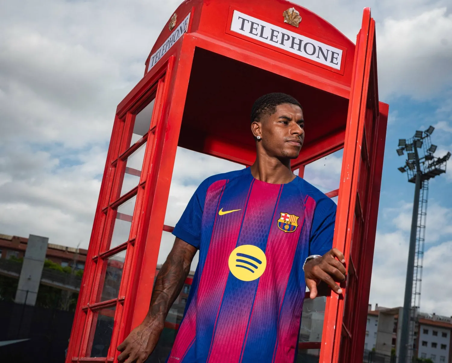 صورة بثها نادي برشلونة للاعب راشفورد بعد توقيع العقد (الشرق الأوسط)