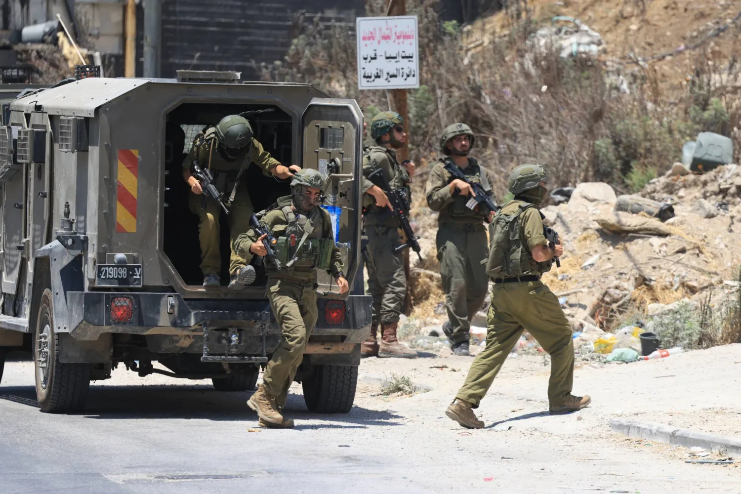 جنود إسرائيليون يتخذون مواقعهم خلال عملية في مدينة نابلس بالضفة الغربية (إ.ب.أ)