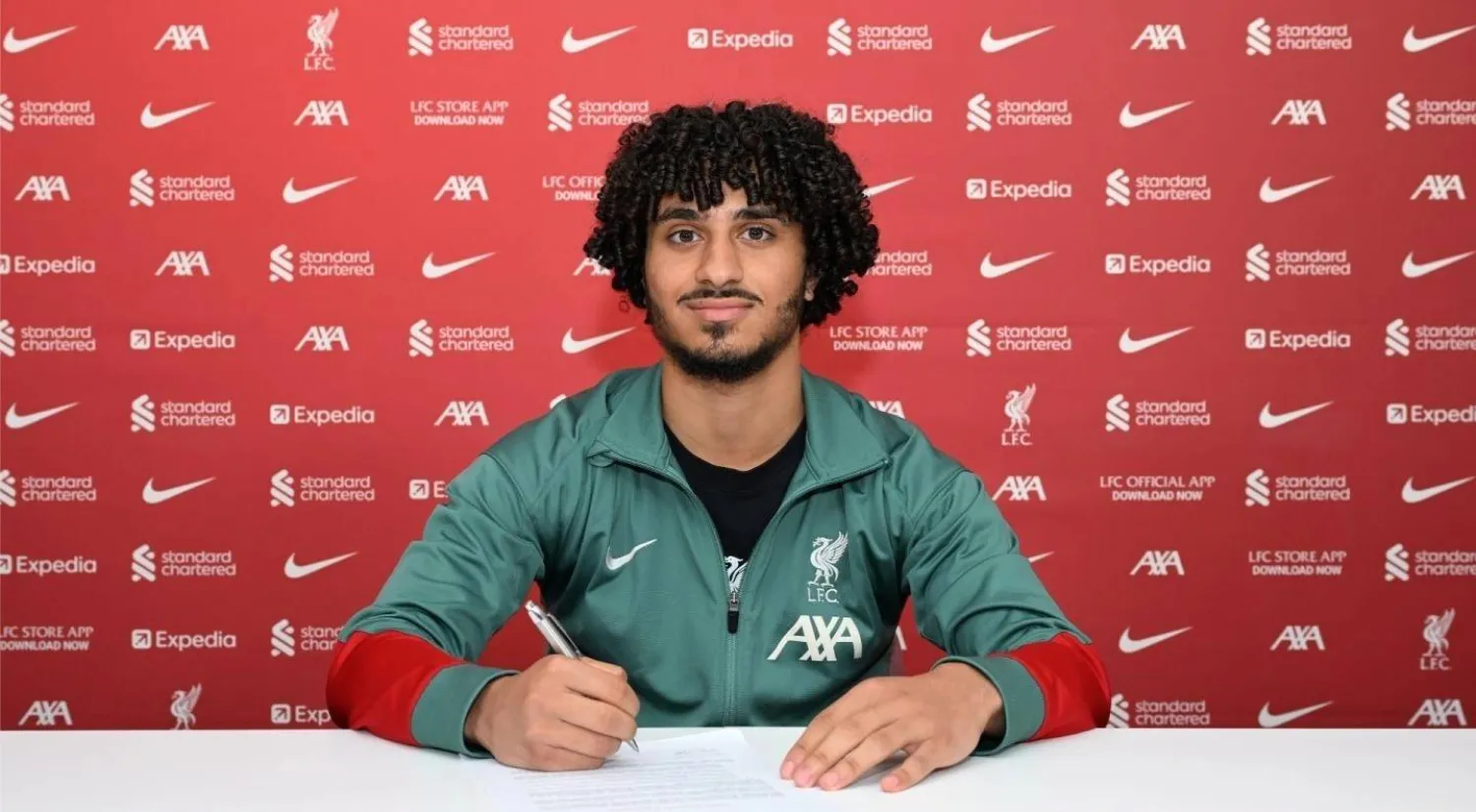 كريم أحمد خلال توقيع العقد (الشرق الأوسط)