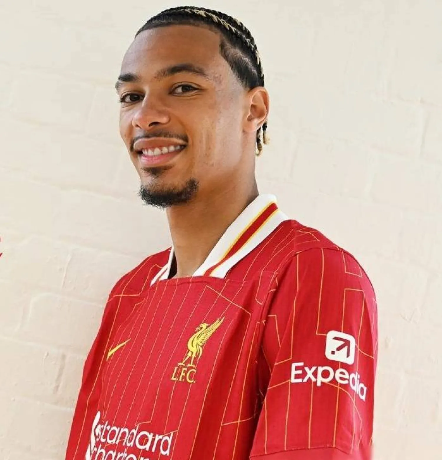 إيكيتيكي مرتدياً قميص ليفربول (نادي ليفربول)