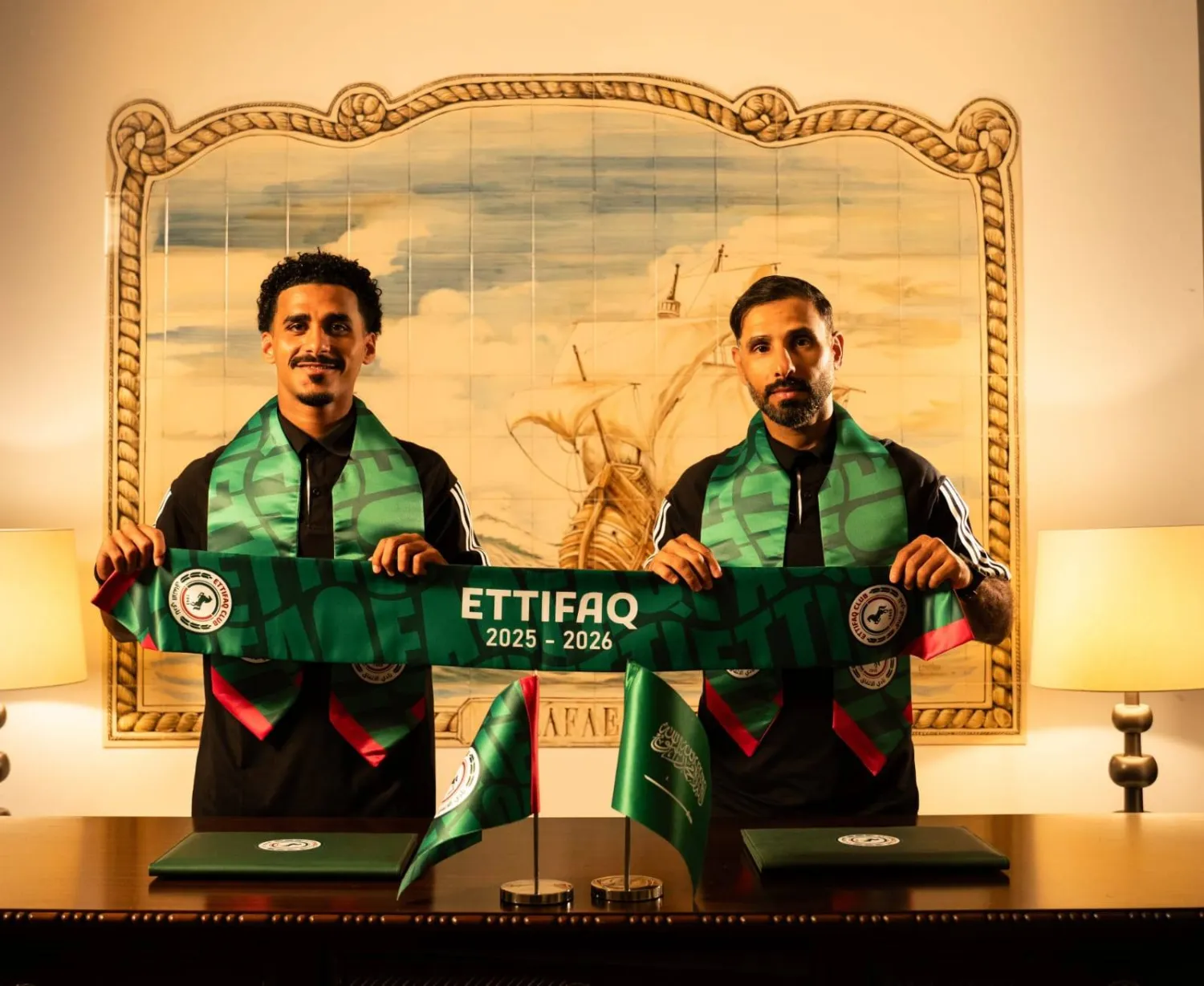 عواد دهل مع المدرب سعد الشهري بعد تجديد العقد (الشرق الأوسط)